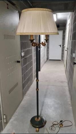 Lucien Gau Lampadaire Empire vert laqué à trois lumières