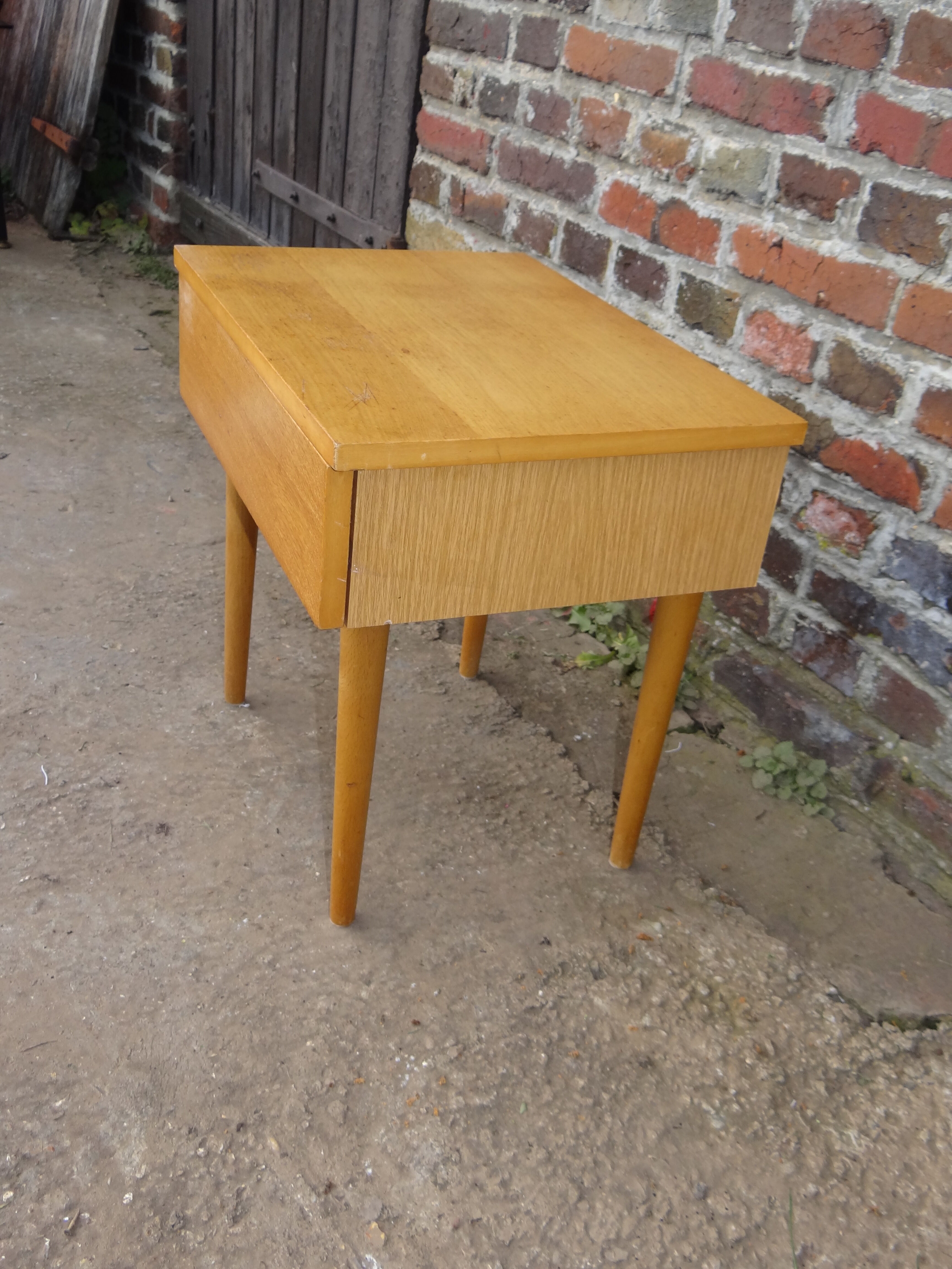 Chevet 1960 light wood feet spindle