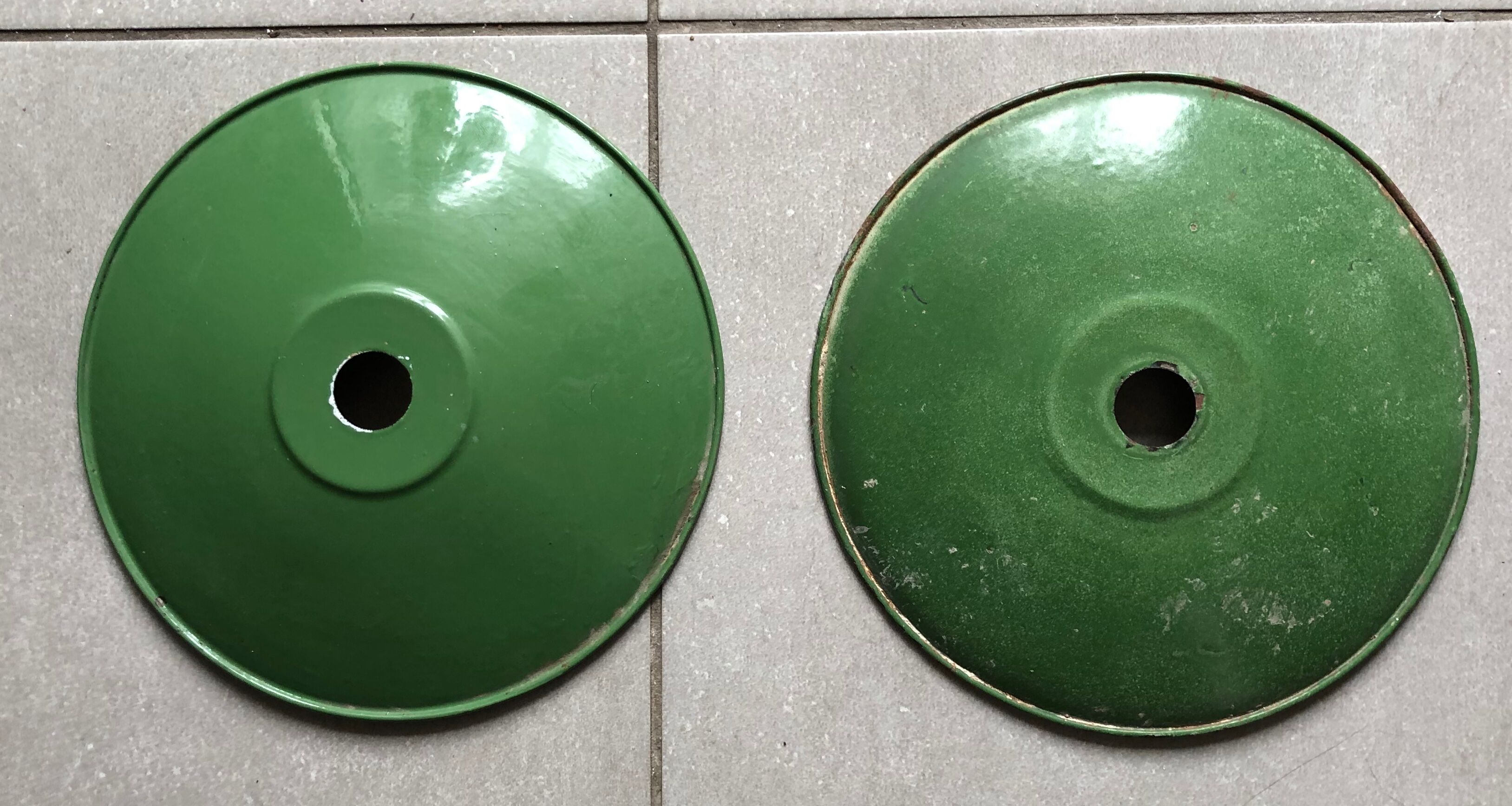 Date shade in vintage enamelled sheet style white and green farm -25cm