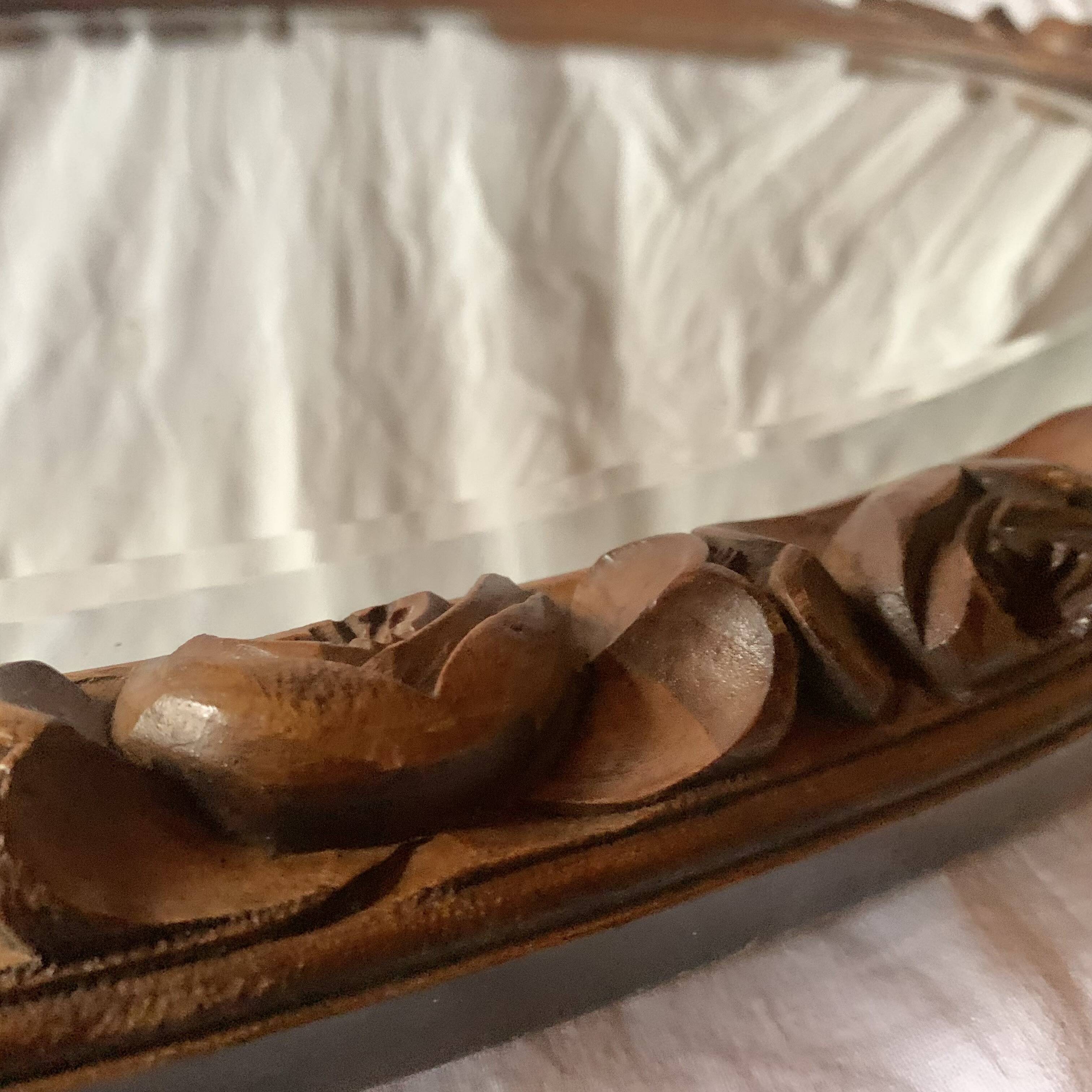 Ancien miroir ovale biseauté en bois sculpté - 69 cm