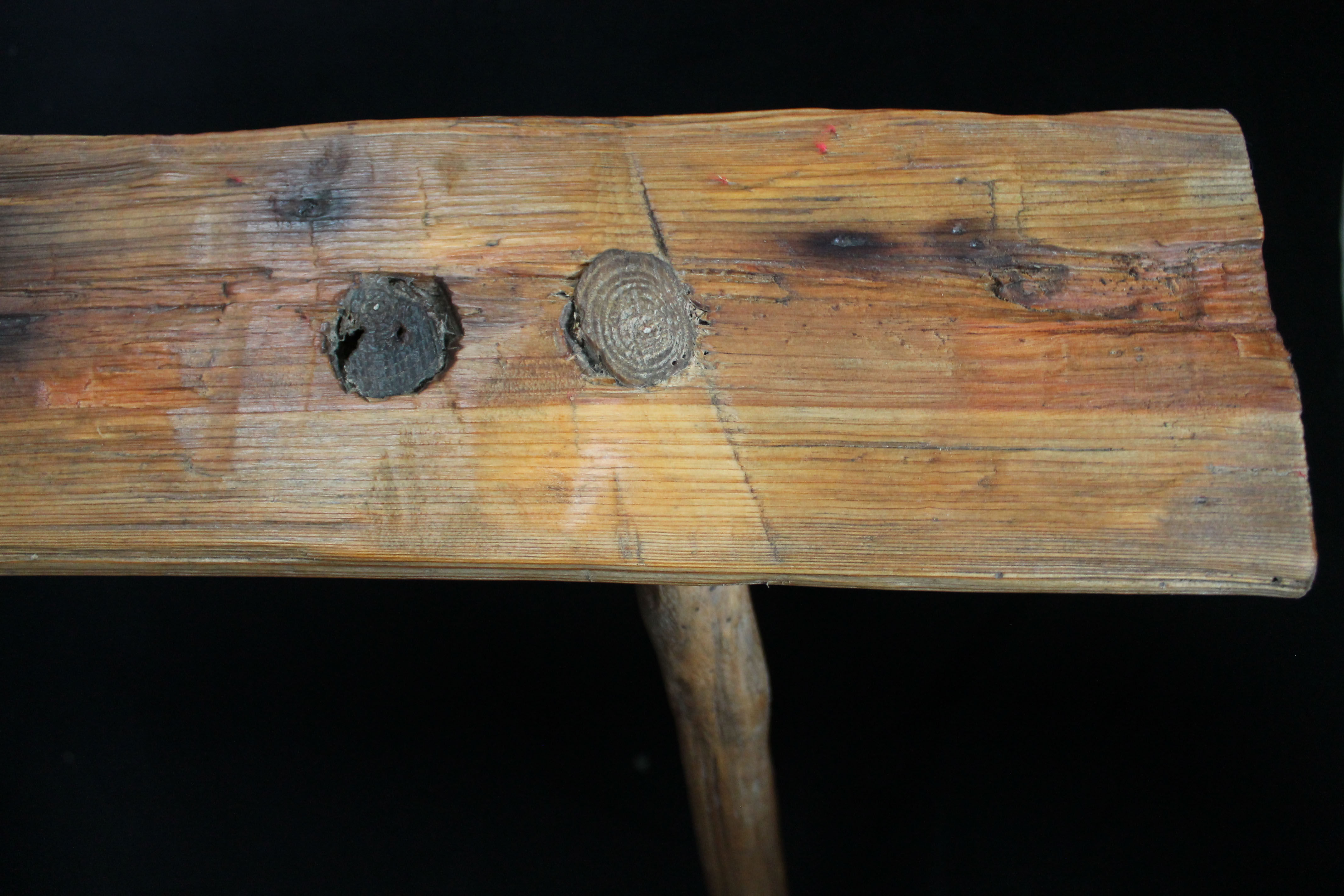 Banc brutaliste en bois d'arbre
