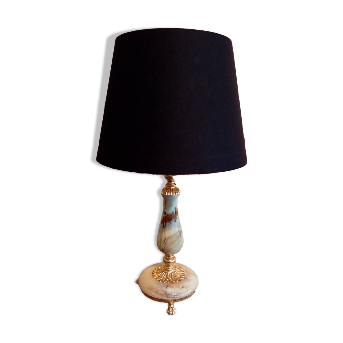 Sell a prestigious lamp made of genuine Onyx and chiselled gilded bronze.