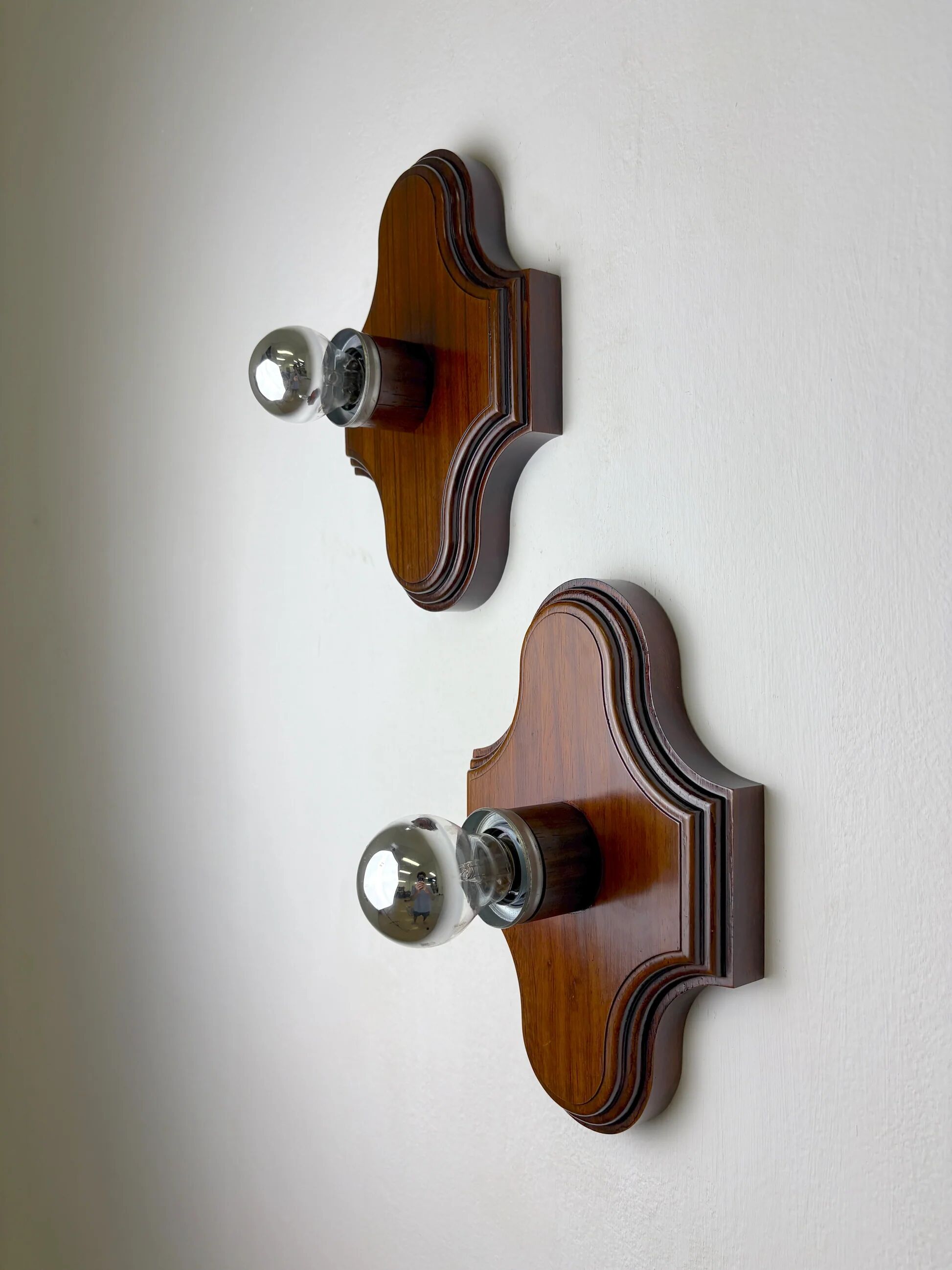 Paire de appliques murales géométriques Art Déco, en bois brun sculpté, France, années 1960.