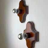 Paire de appliques murales géométriques Art Déco, en bois brun sculpté, France, années 1960.