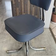 Chaise de bureau pivotante style Roneo simili cuir skaï gris chrome vintage