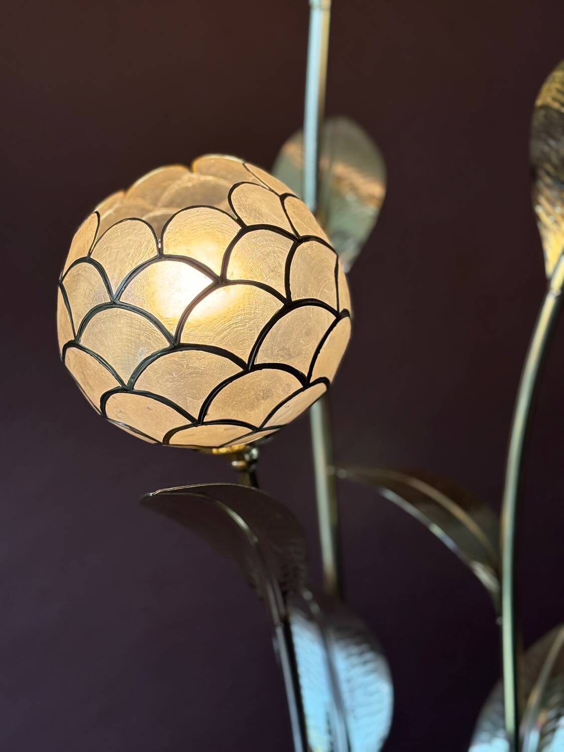Floral floor lamp in brass and Capiz mother-of-pearl, 1970