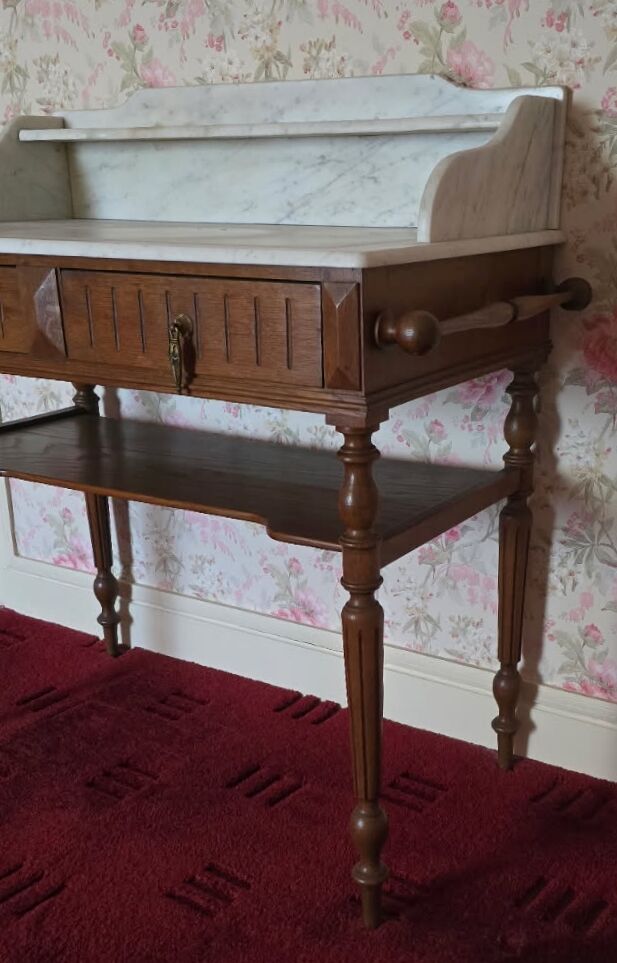 Dressing table in solid wood and white marble