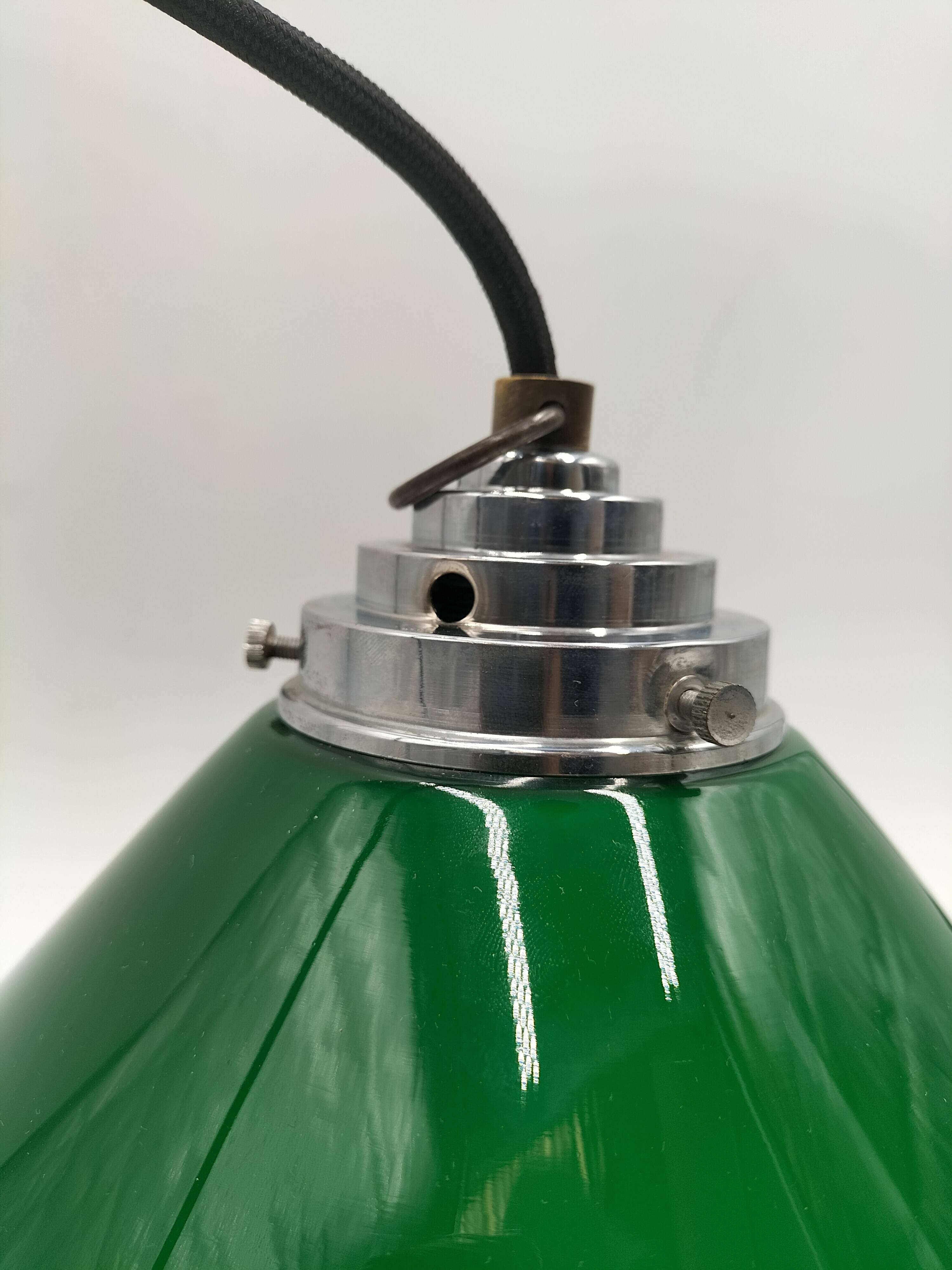 Green opaline cone suspension