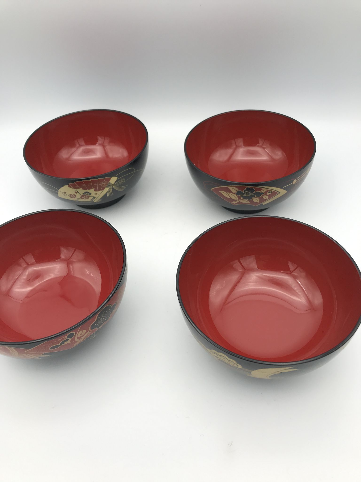 Set of 4 japanese bowls in lasewood decorated with black and red paint