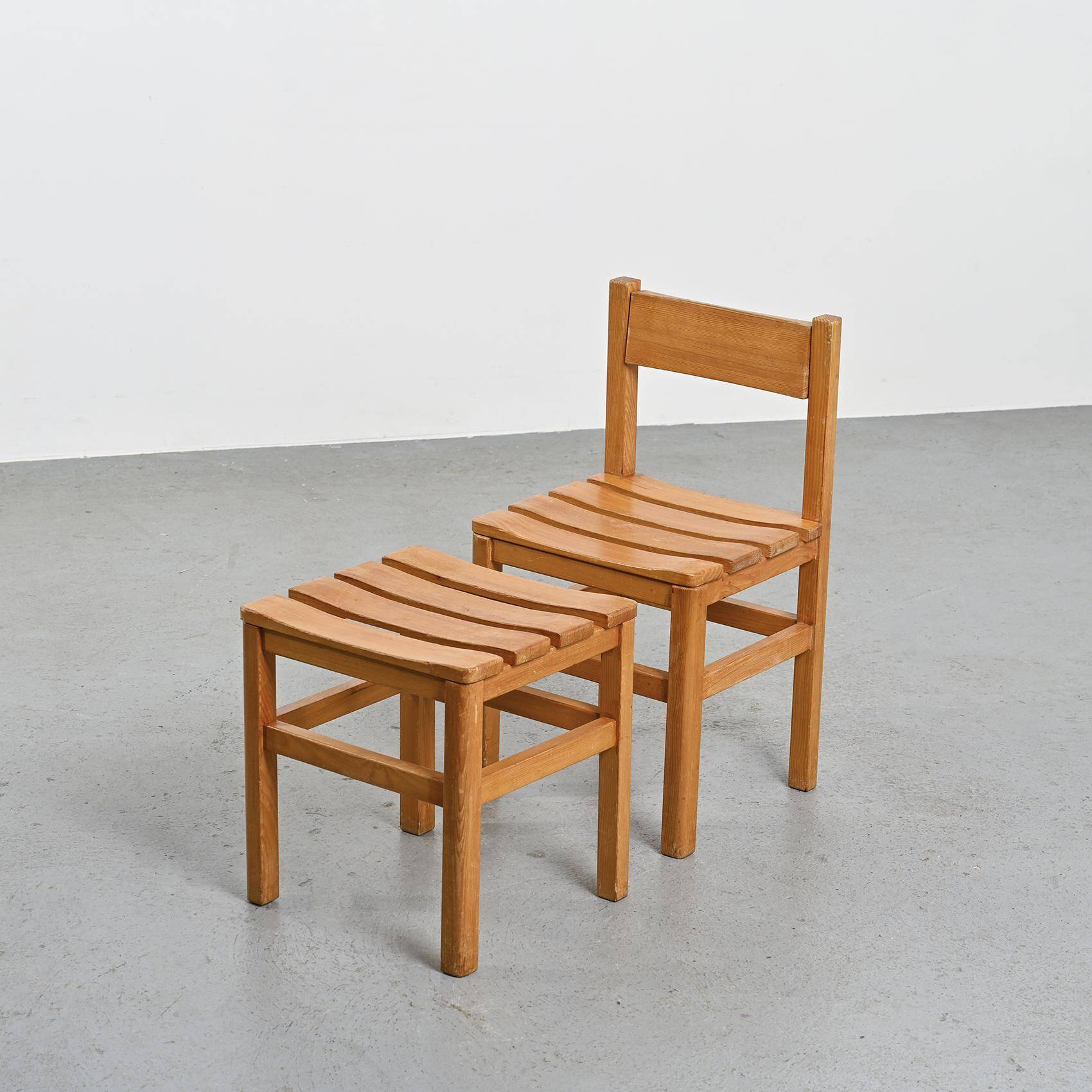 Set of three chairs and two stools Maison Regain, circa 1970