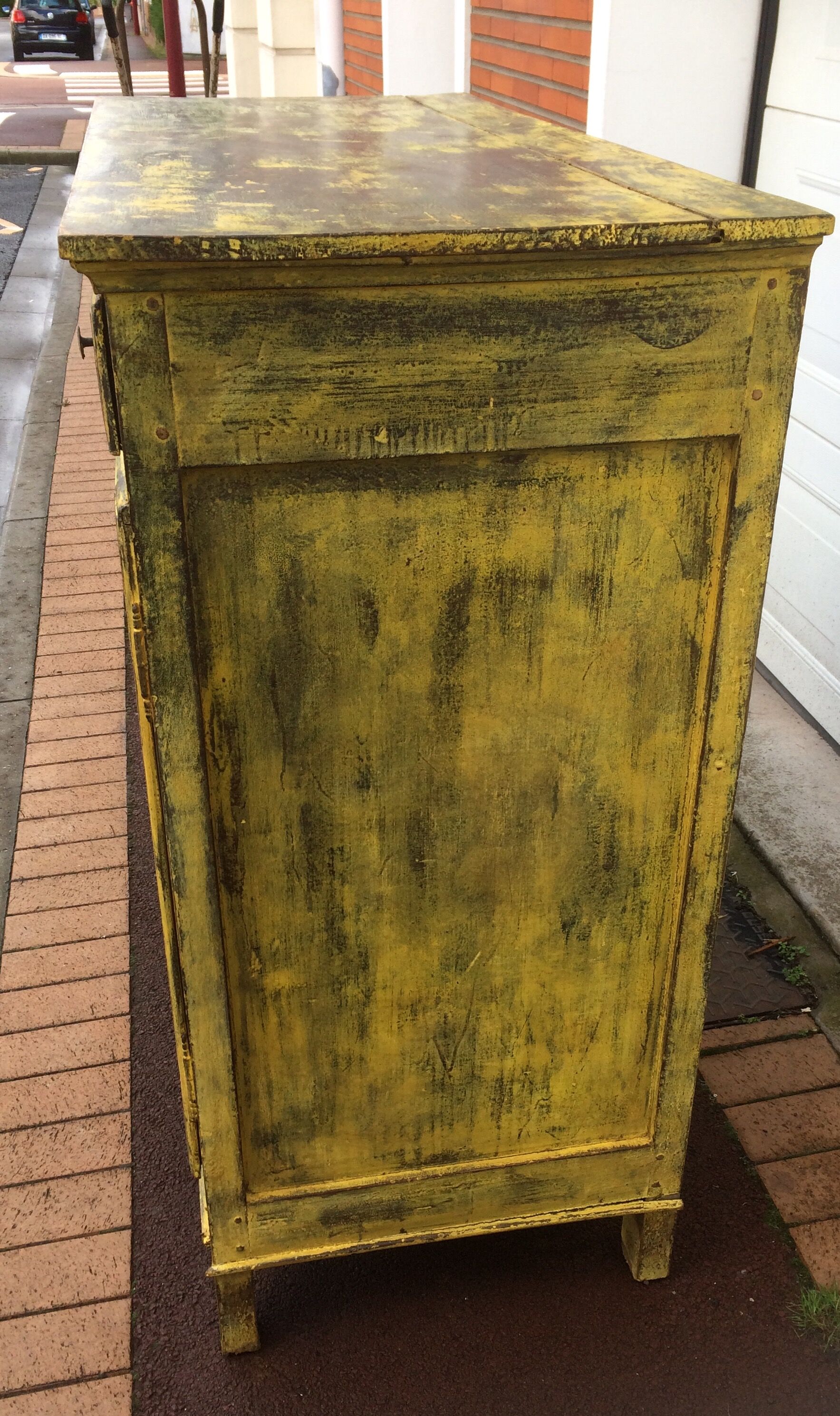 Buffet weathered yellow