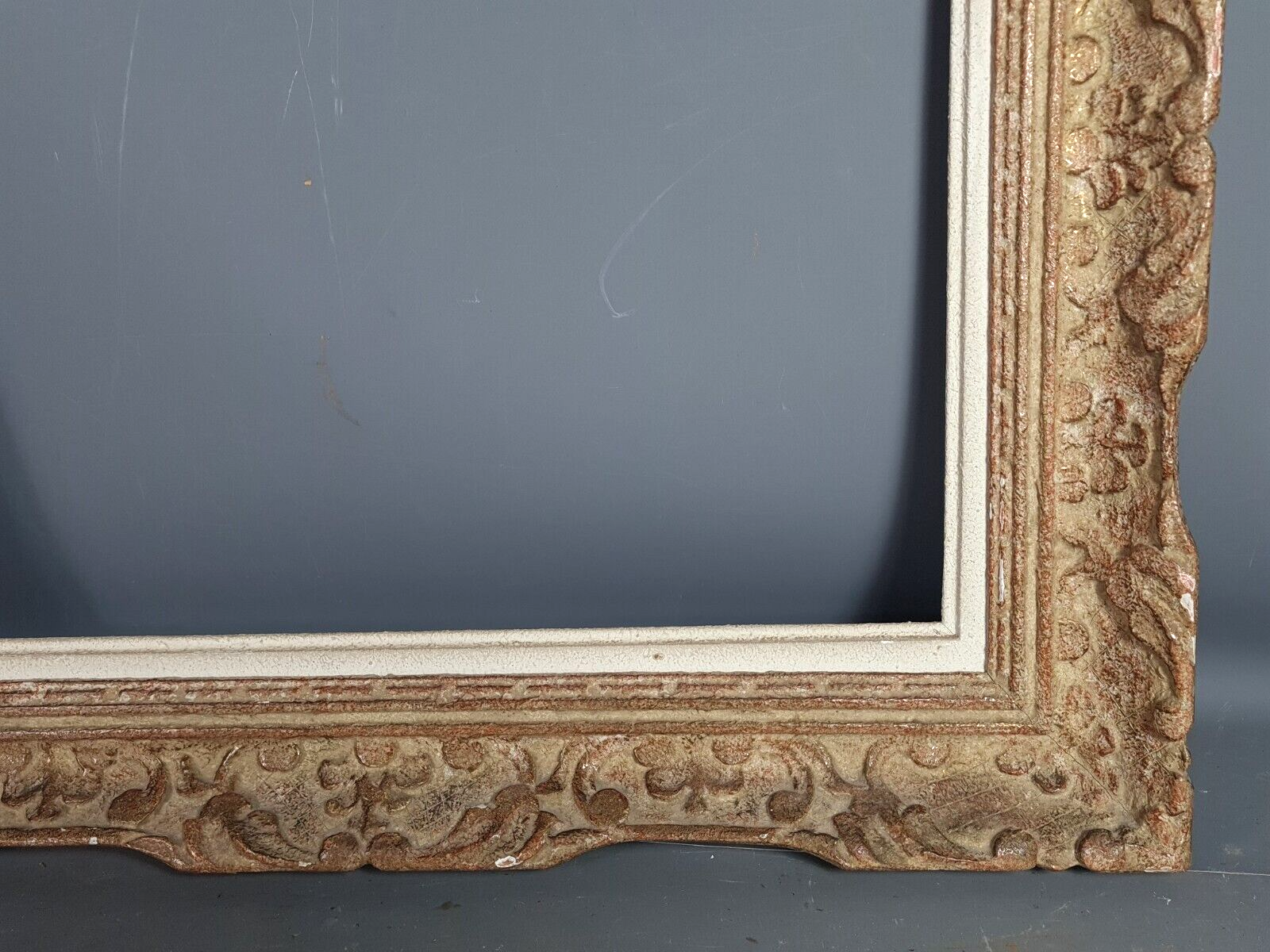 Montparnasse frame with keys carved ceruse wood 62x53 cm, foliage 46x38 cm SB