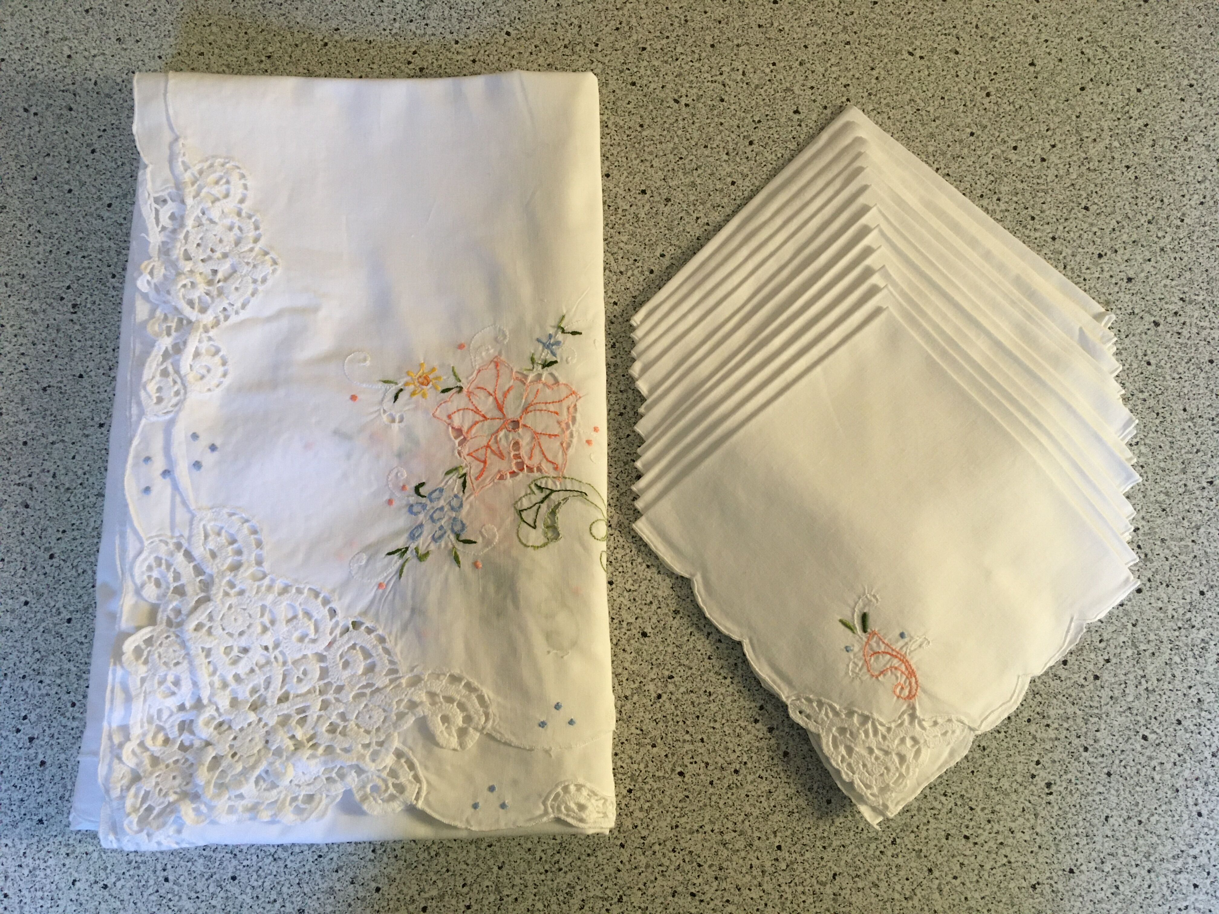 Nappe 160 x 260 ajourée brodée et 12 serviettes
