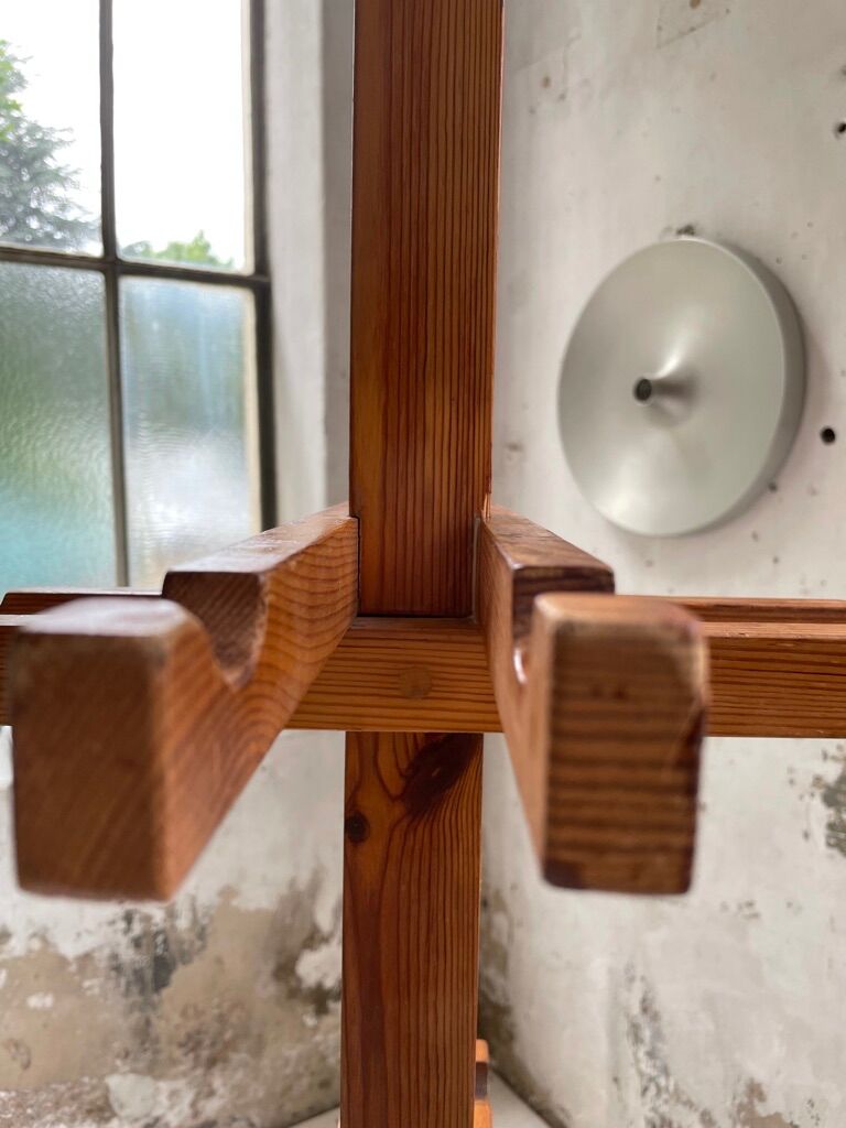 Patère wears pine coat 70