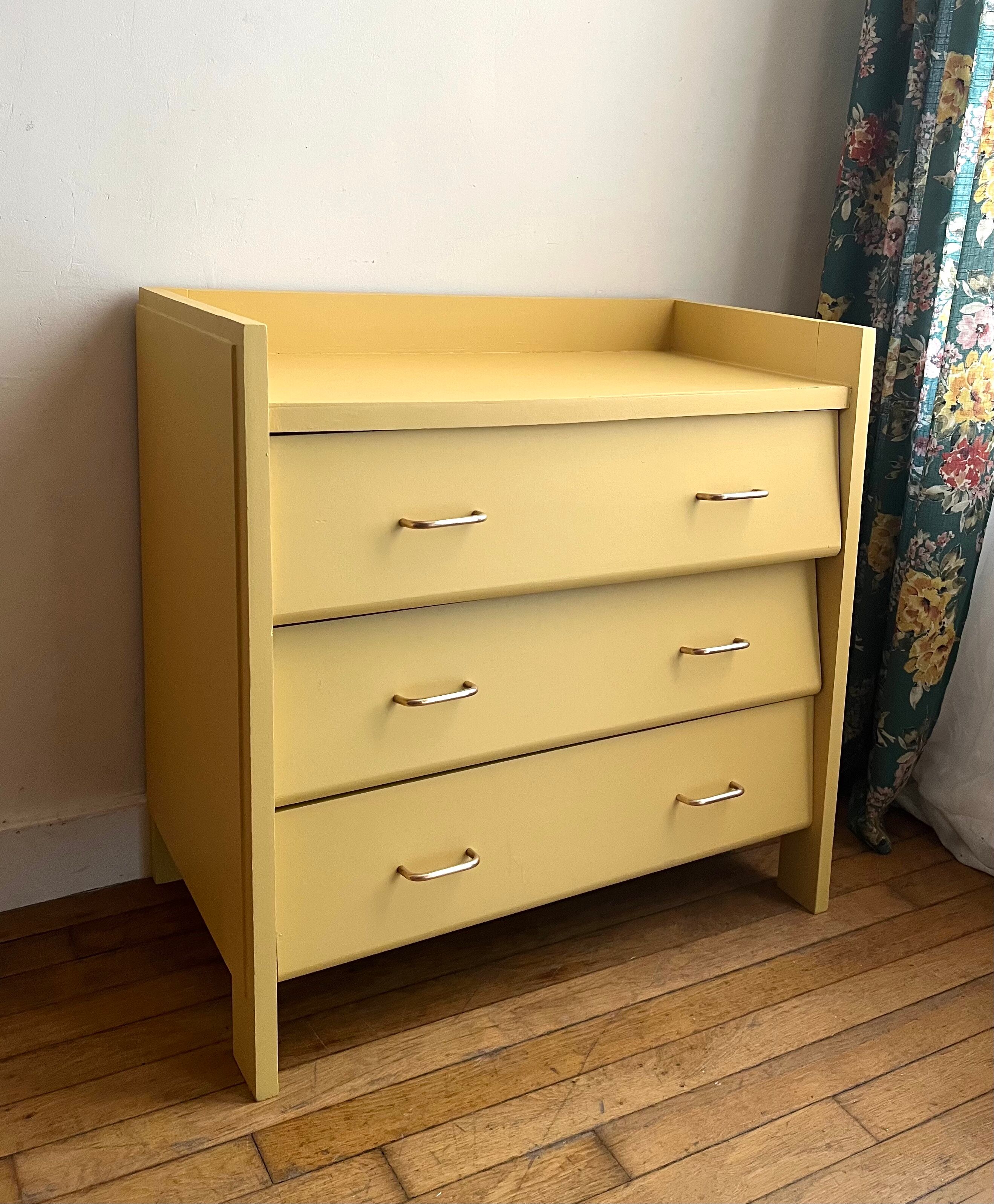 Commode vintage à tiroirs décalés