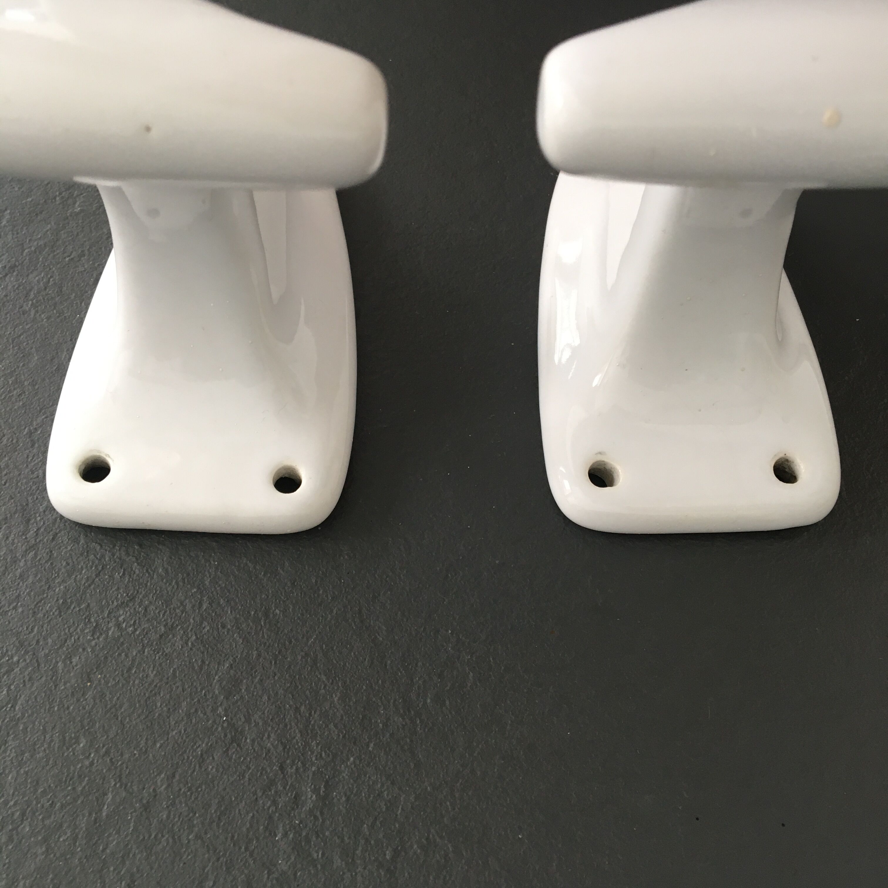 Paire de patères en porcelaine blanche rétro