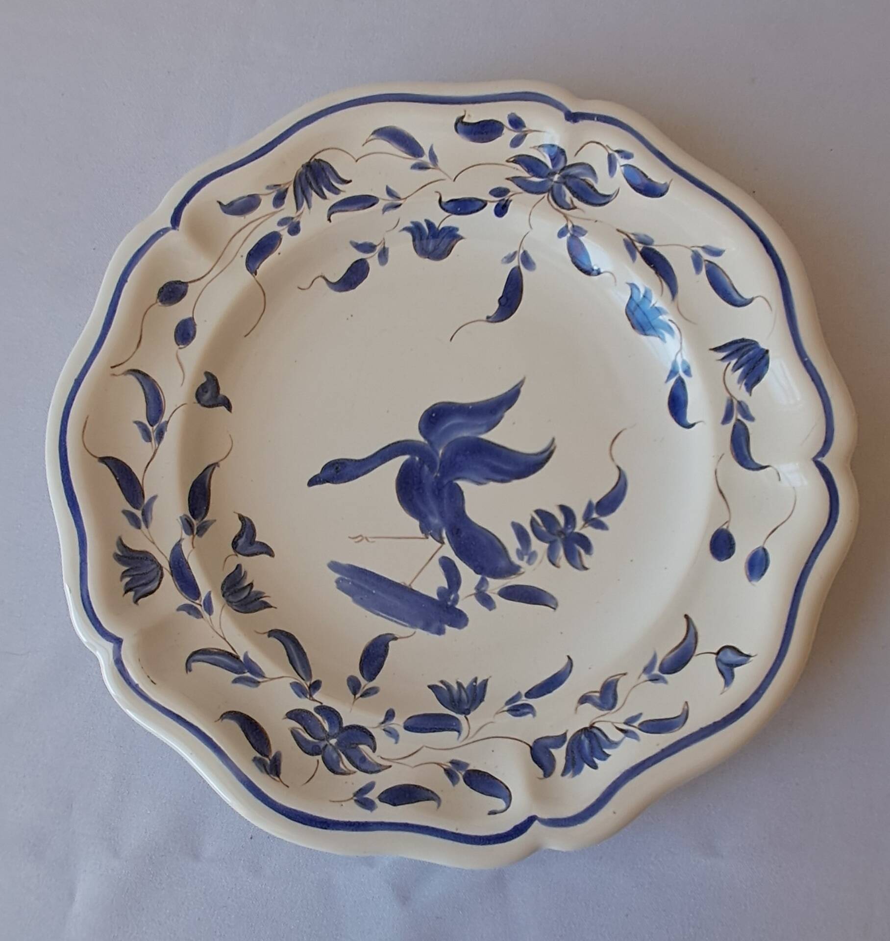 Assiette Moustiers. Décor bleu peint à la main