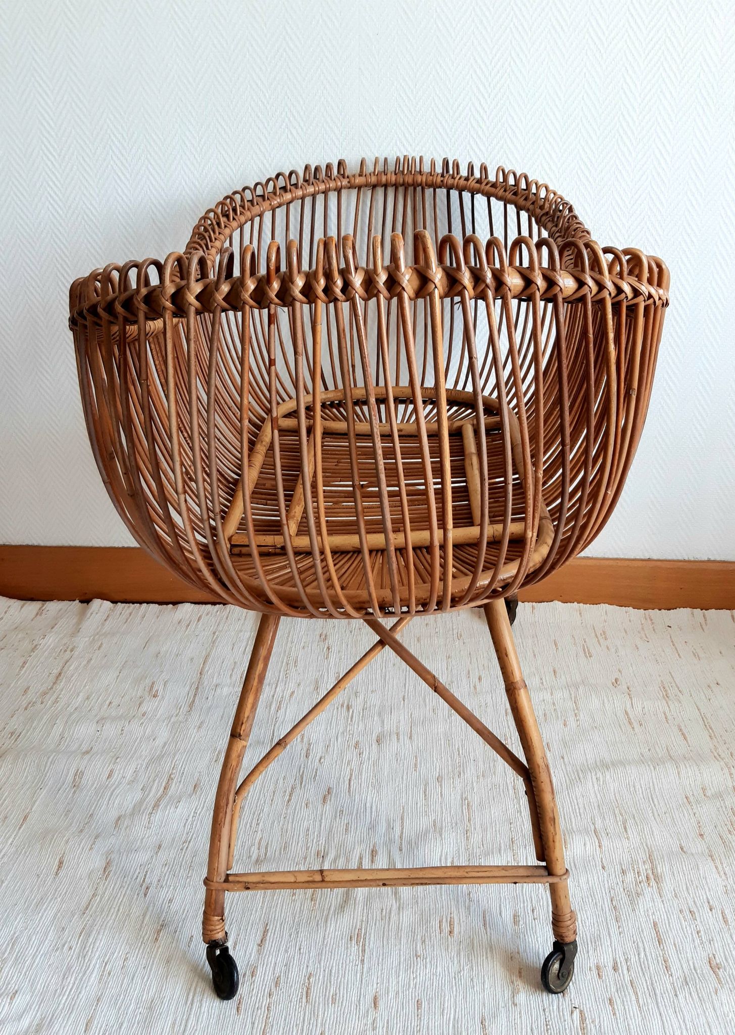 Berceau moïse en rotin vintage vers 1960