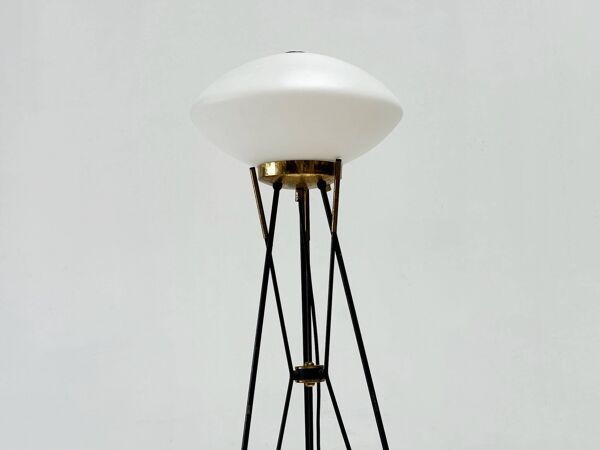 Lampadaire italien avec abat-jour en opaline blanche