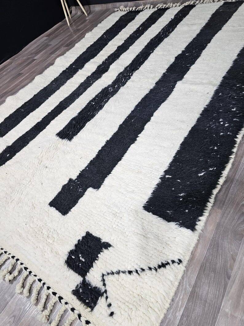 Beni Ouraine handwoven rug, traditional style, size 150x250 cm
