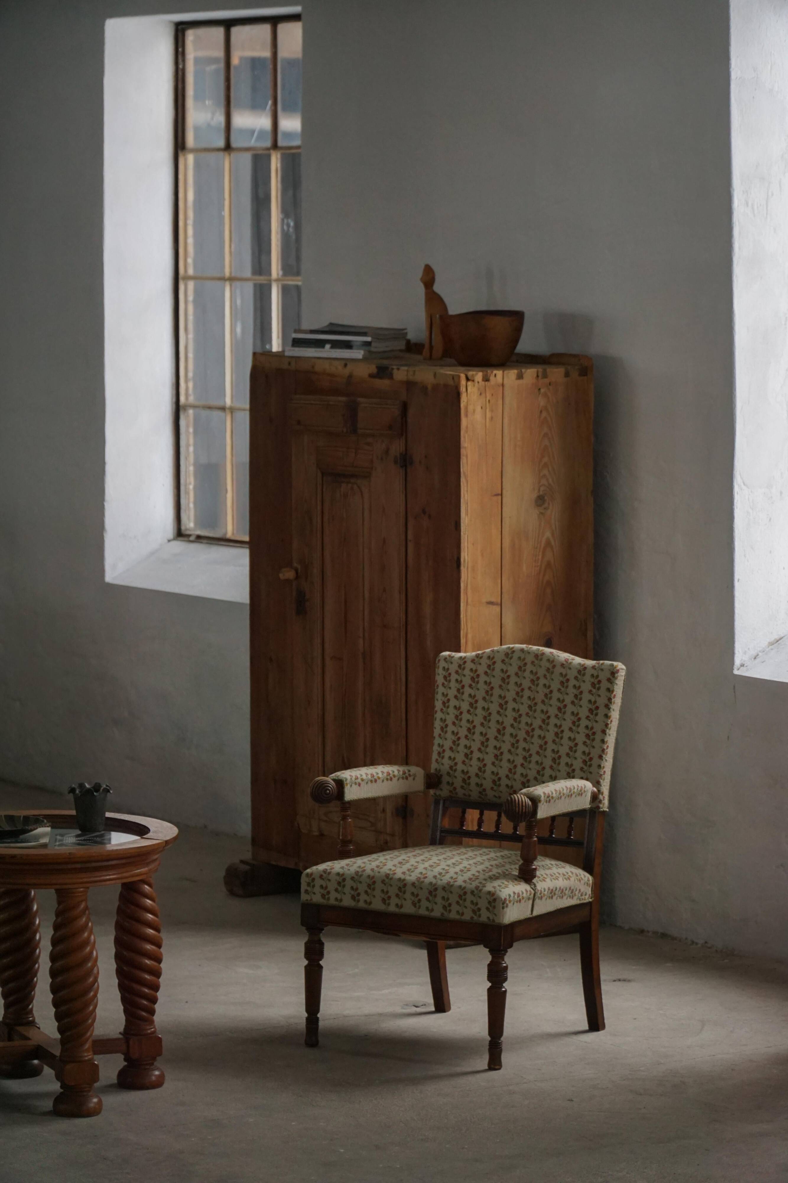 Fauteuil danois moderne en bois tourné avec tissu floral, début du XXe siècle