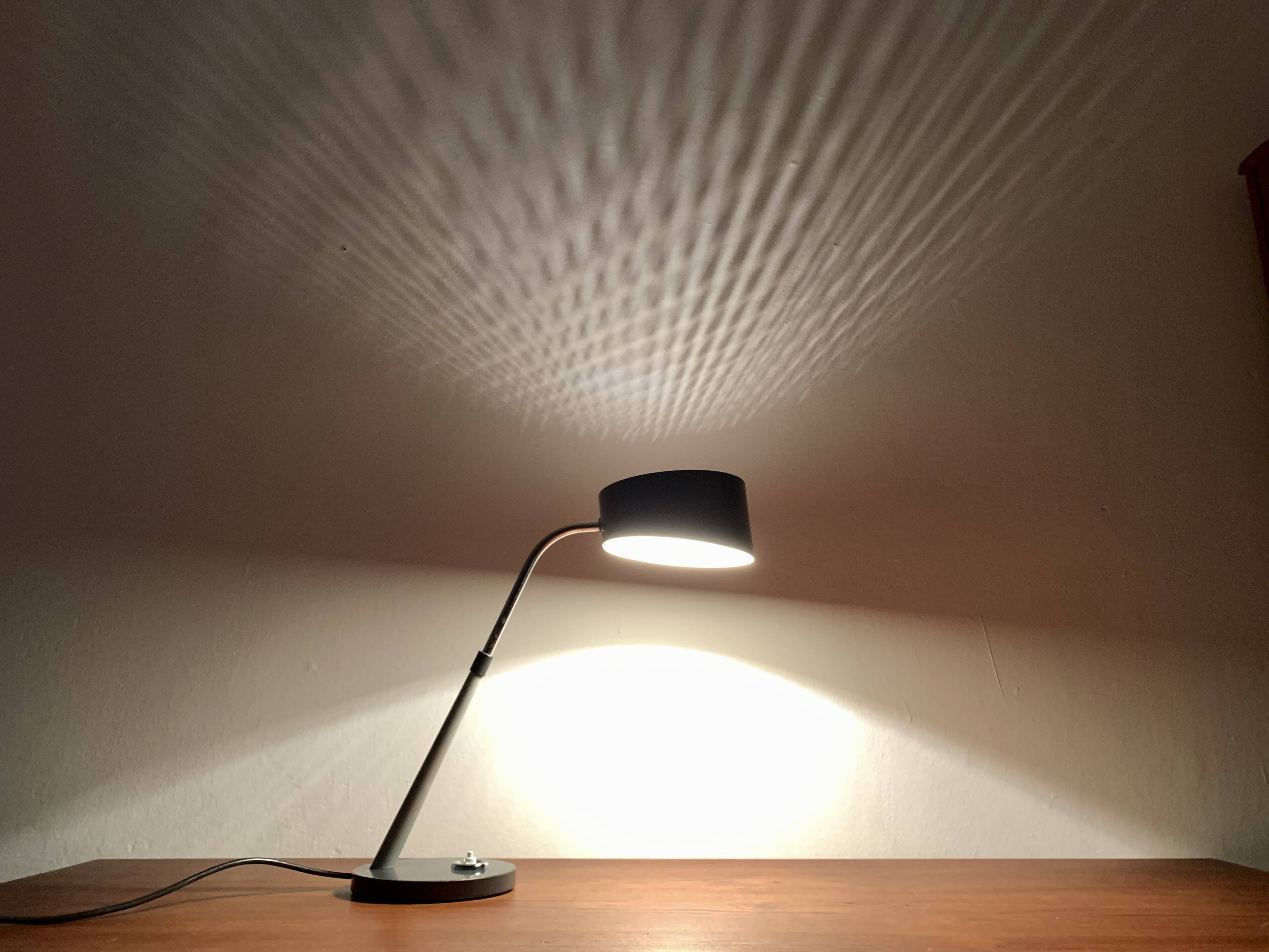 Lampe de table industrielle en métal français