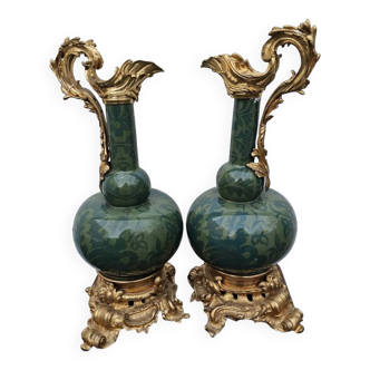 Paire de vases en porcelaine d'exportation chinoise de style Louis XVI montés en bronze doré
