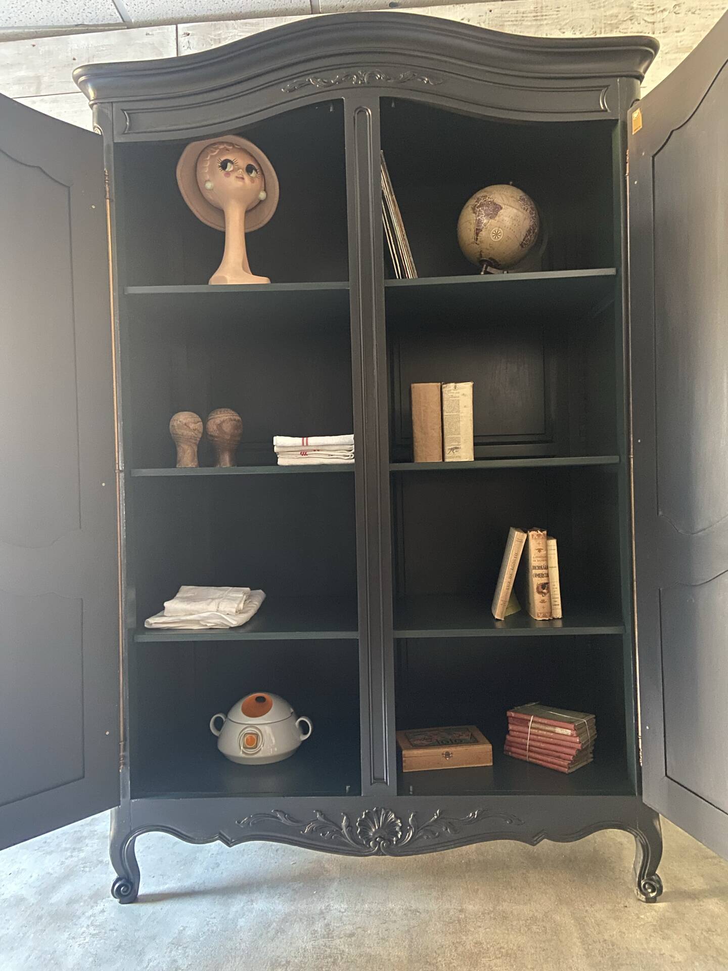 Armoire « chapeau de gendarme »