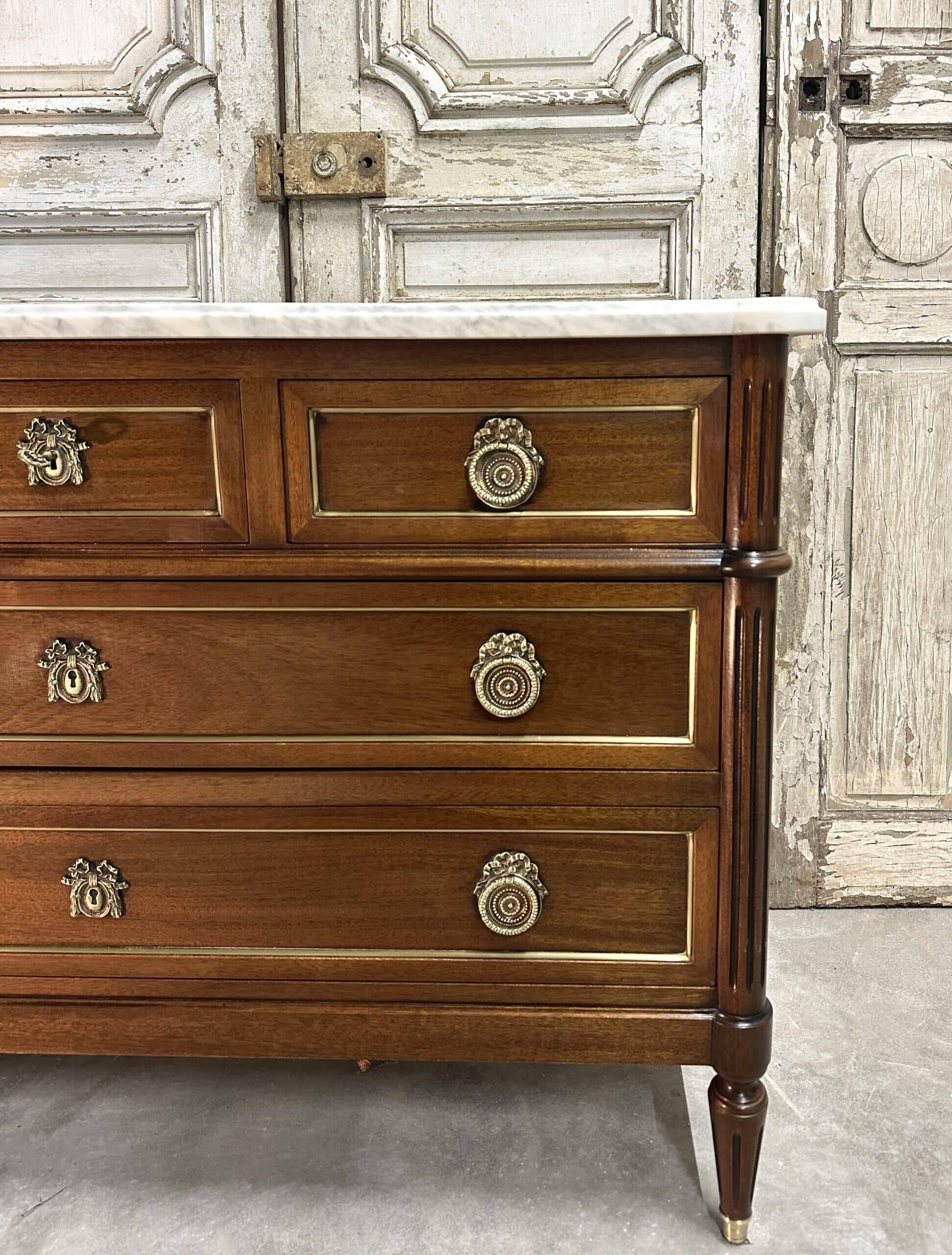 Commode de style Louis XVI en acajou