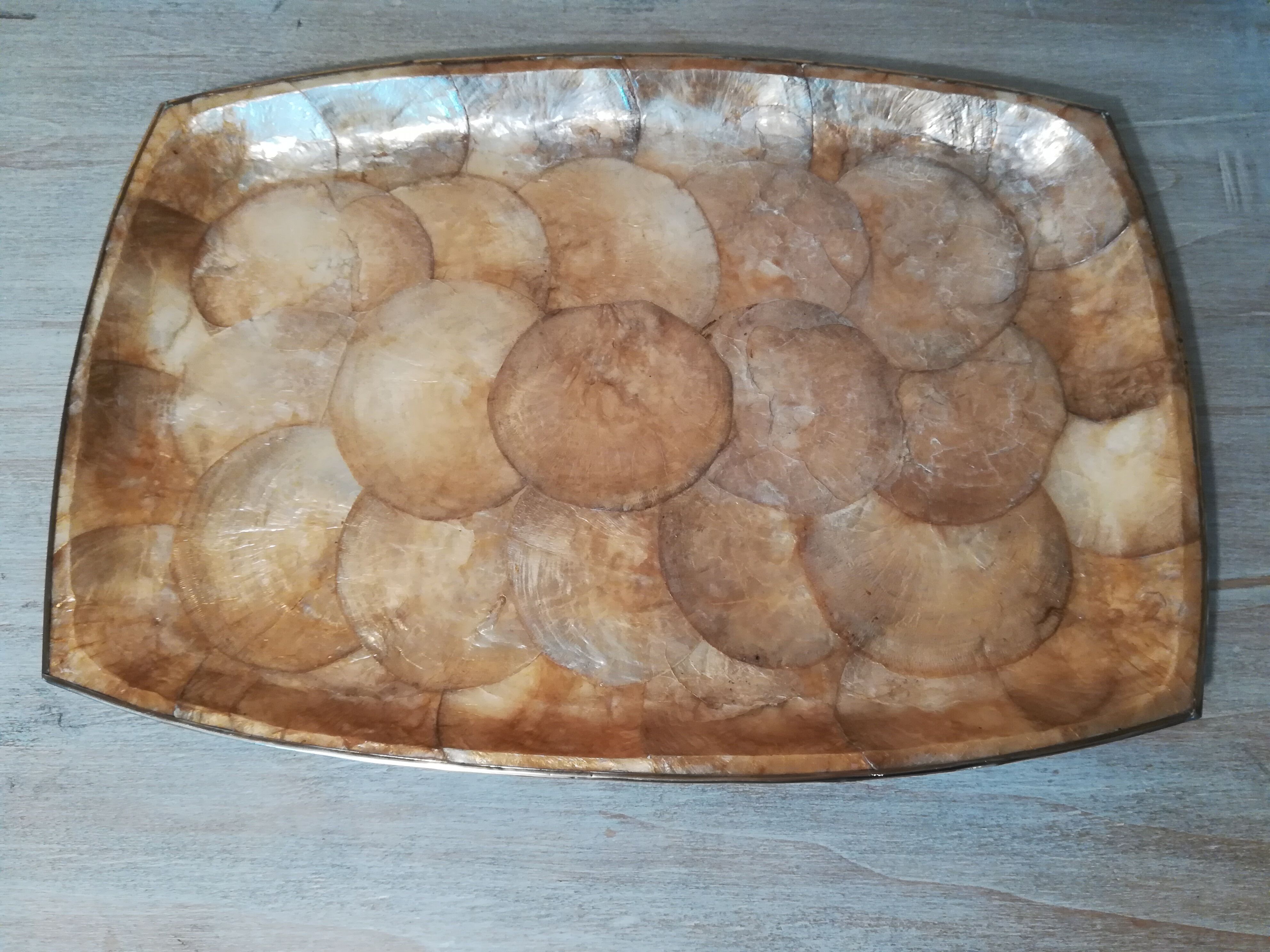 Mother-of-pearl plateau