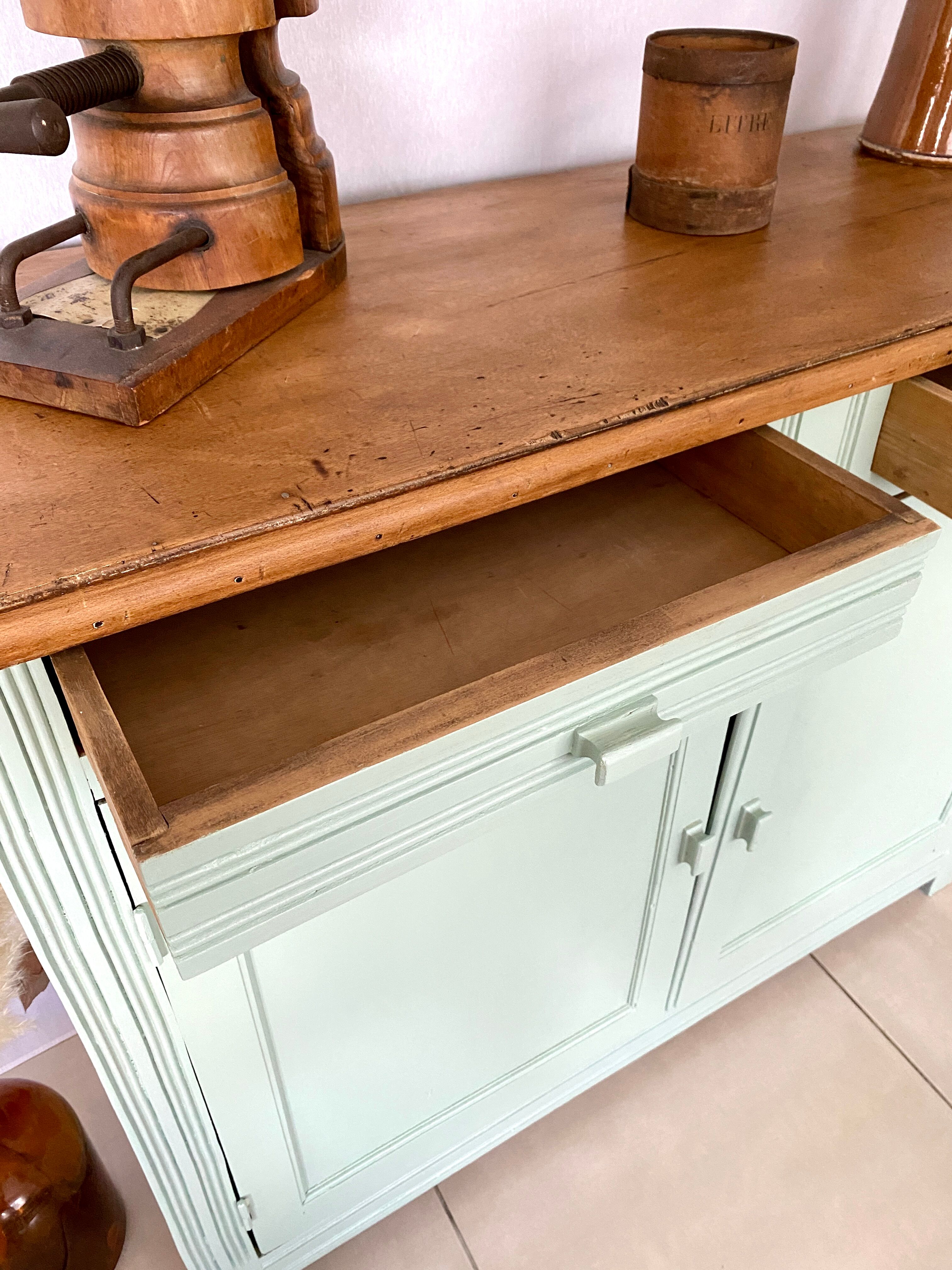 Green Parisian buffet mint