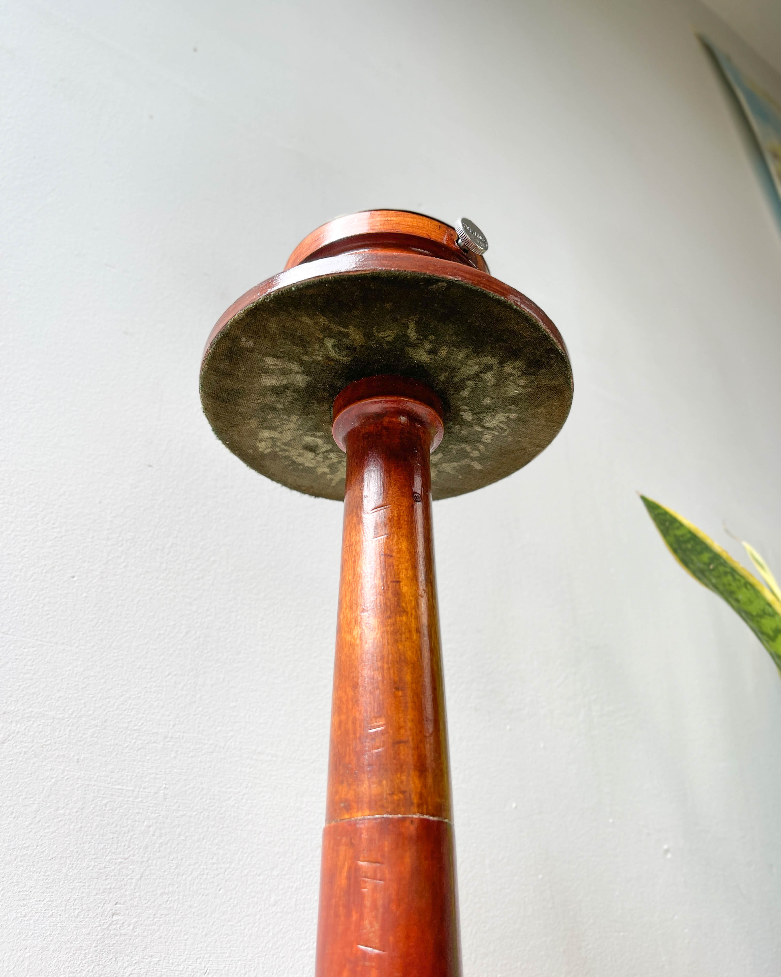 Wooden ashtray on foot 1960s par-fumee