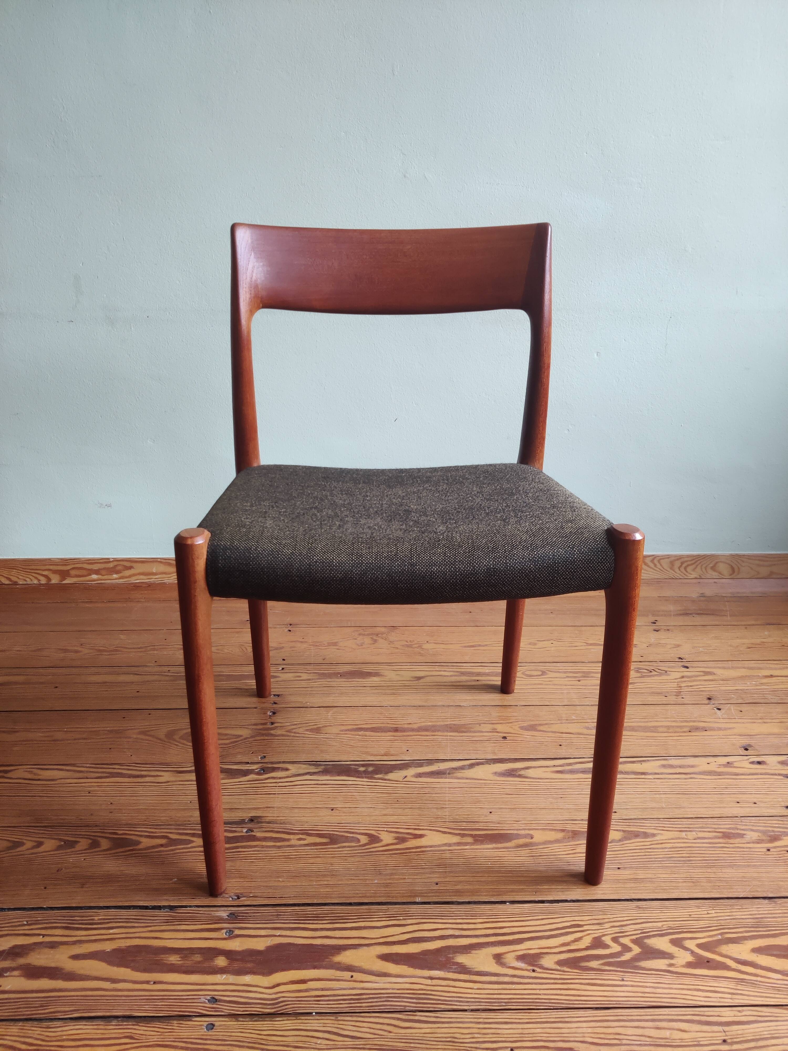 Niels Otto Møller No. 77, 6 chaises, teck et textile