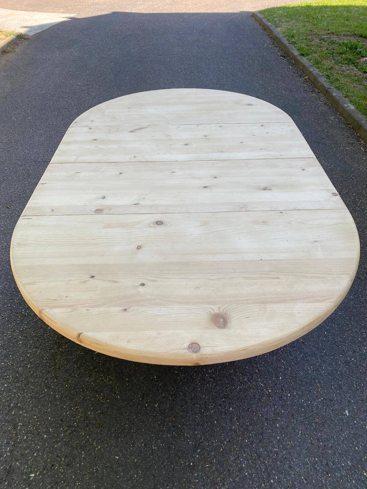 Extendable round dining table with central leg, renovated in solid wood, 200cm