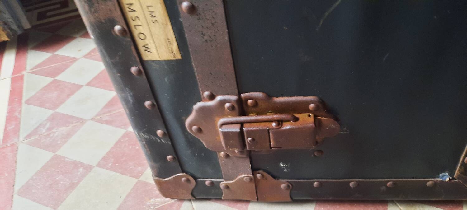 English travel trunk