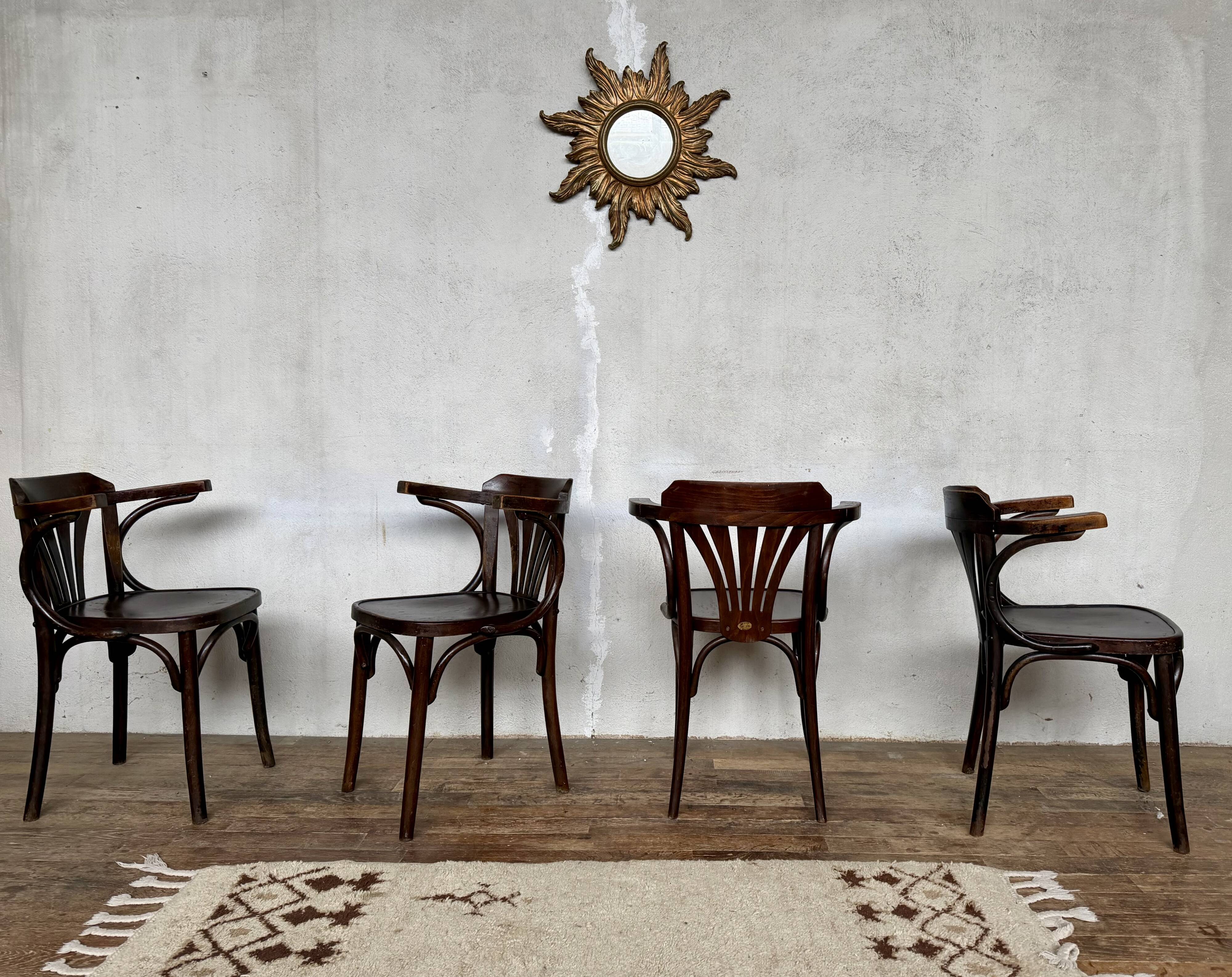 ✨ Set of 4 vintage curved wood armchairs – Timeless elegance