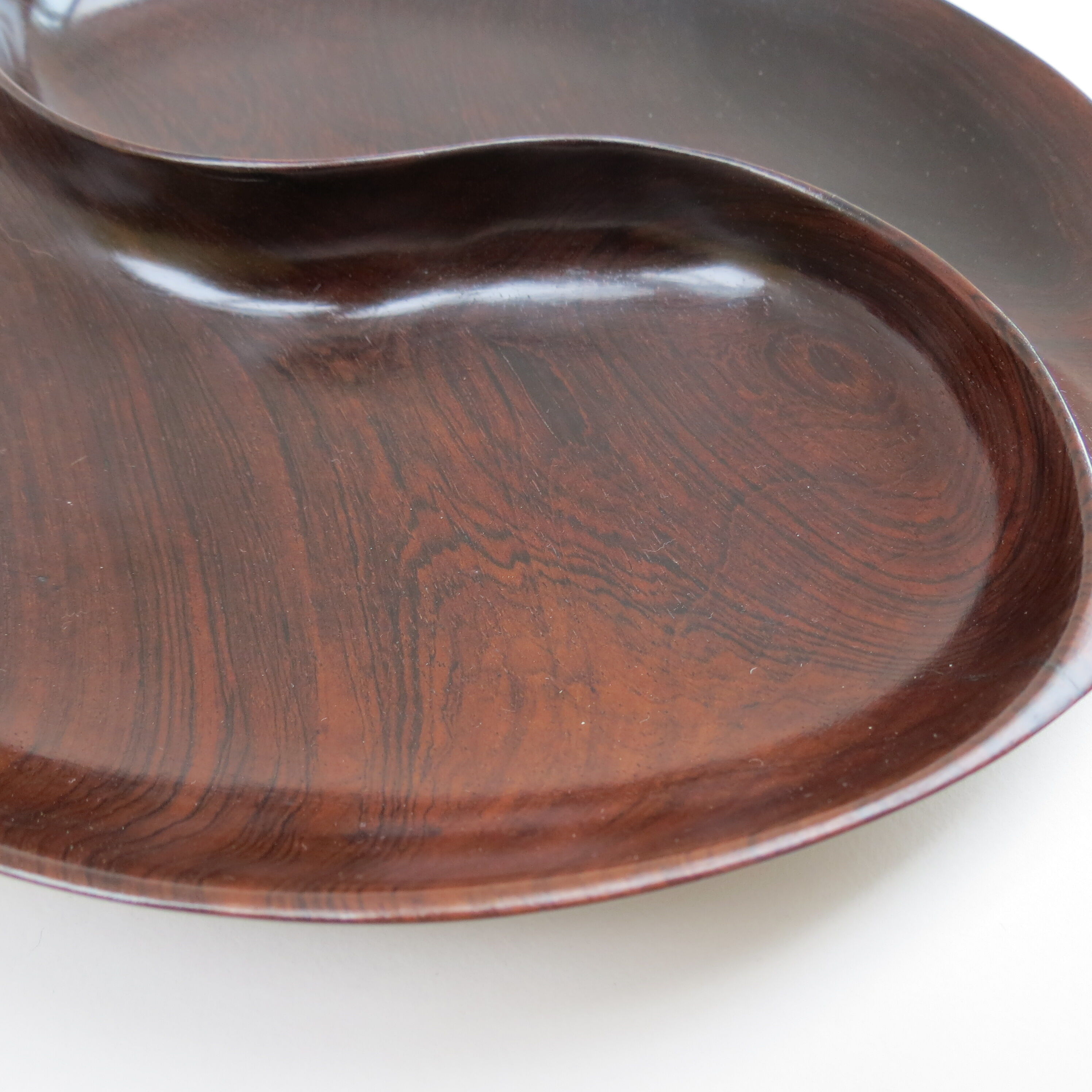 Plat en bois ying yang années 1960