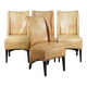 Ensemble de quatre chaises de salle à manger en cuir de vache avec un siège confortable et un dossier haut.