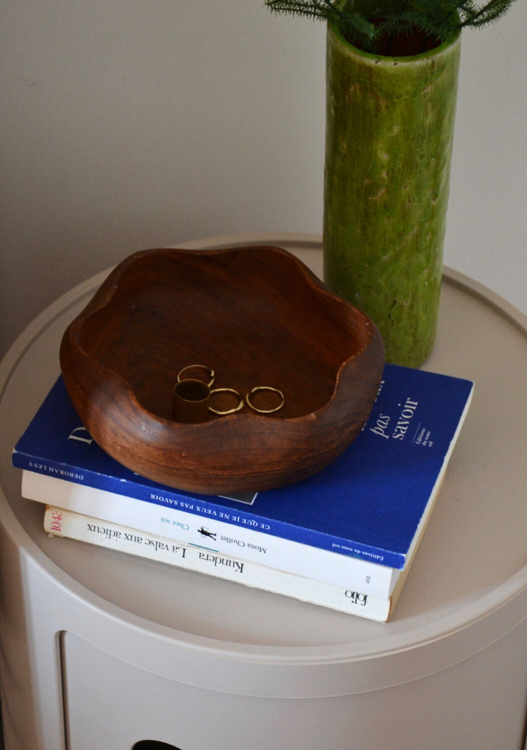 Wooden pocket tray with wavy edges