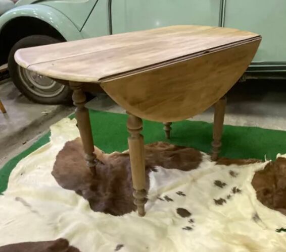 Table ronde à rabats en bois brut