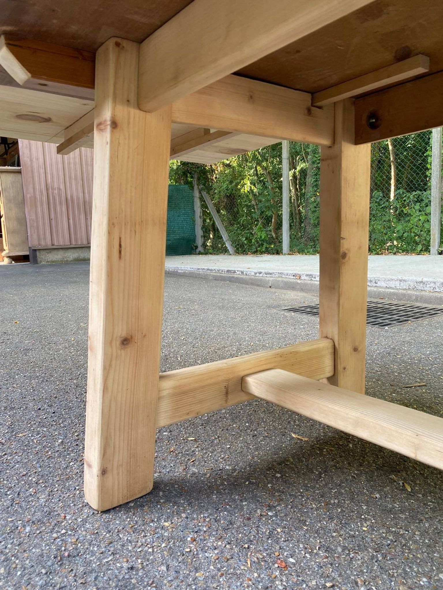 Grande table de ferme monastère décapée en bois brut extensible 200 à 300cm