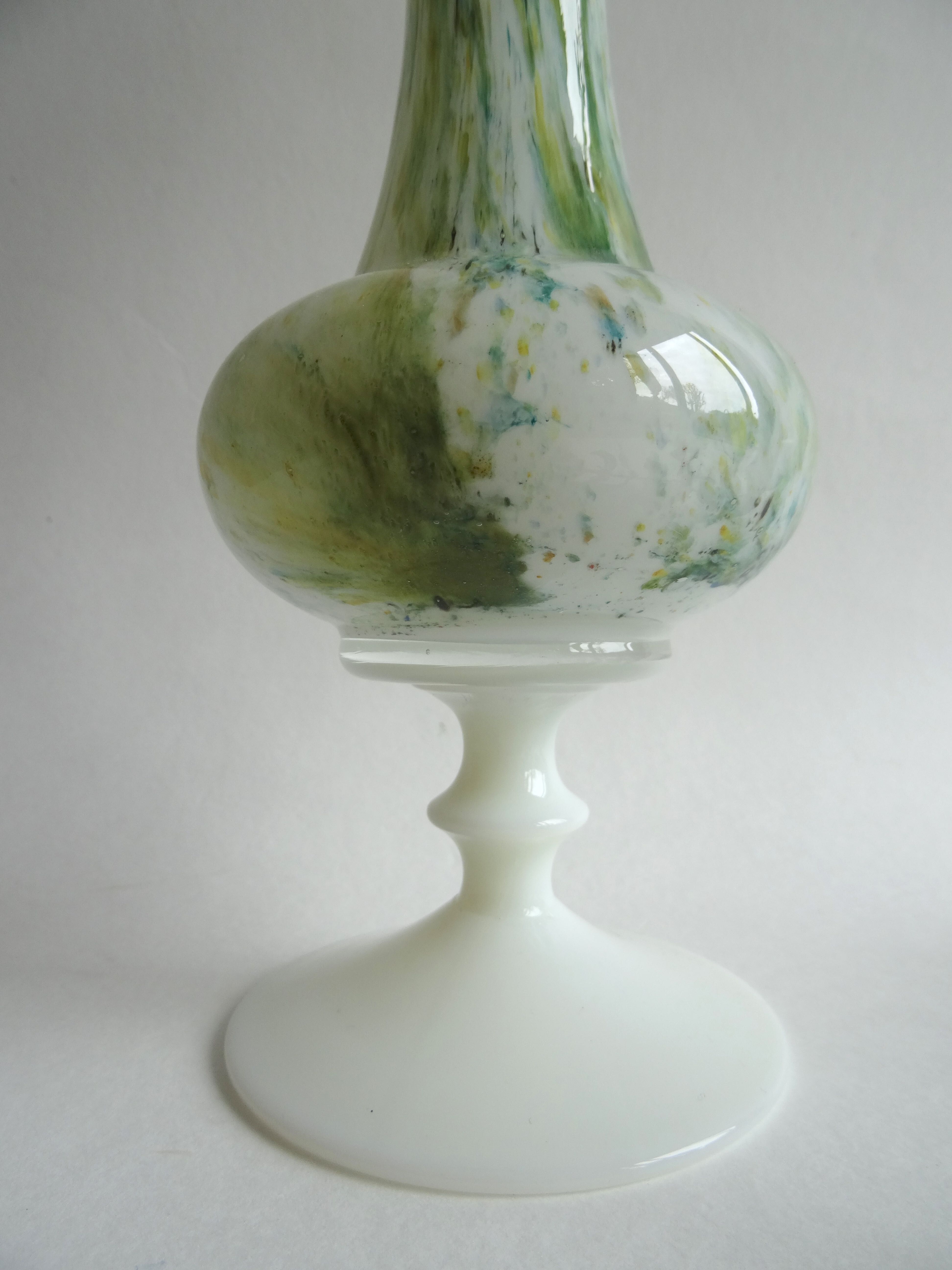 Vase en opaline vert et blanc