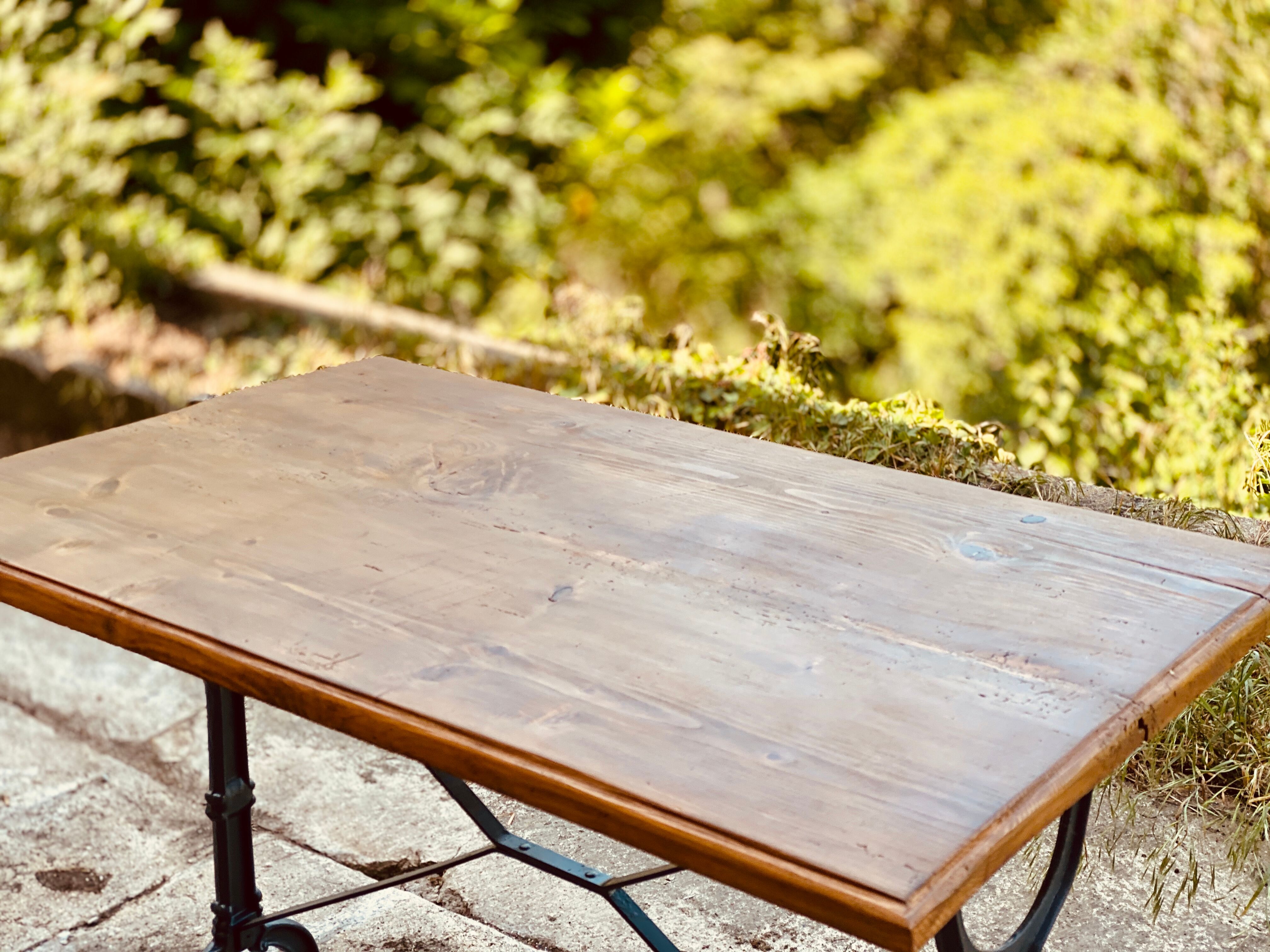 Table bistro feet cast cast plateau solid wood