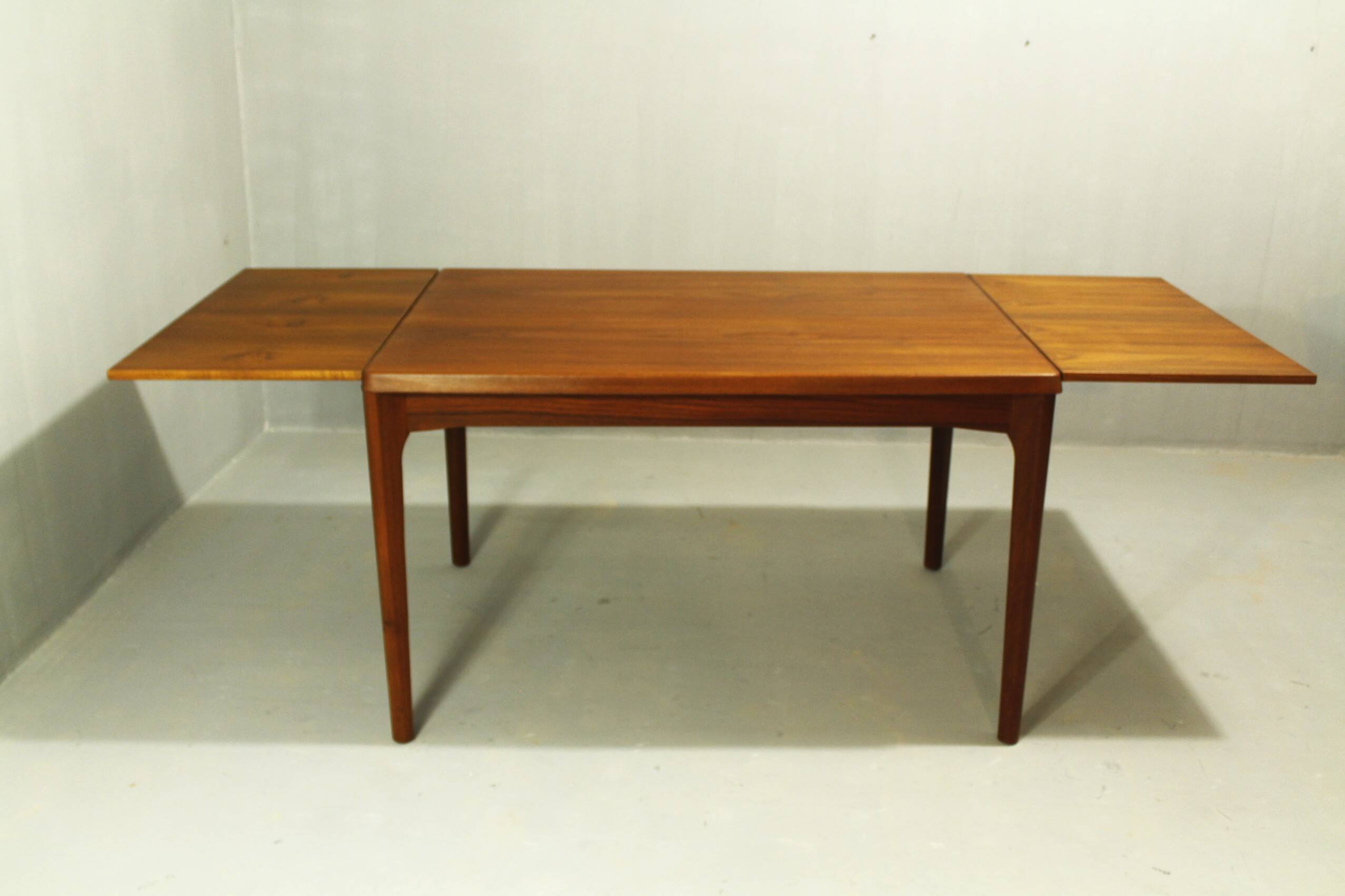 Table à manger en teck par Henning Kjaernulf, Danemark, années 1960.