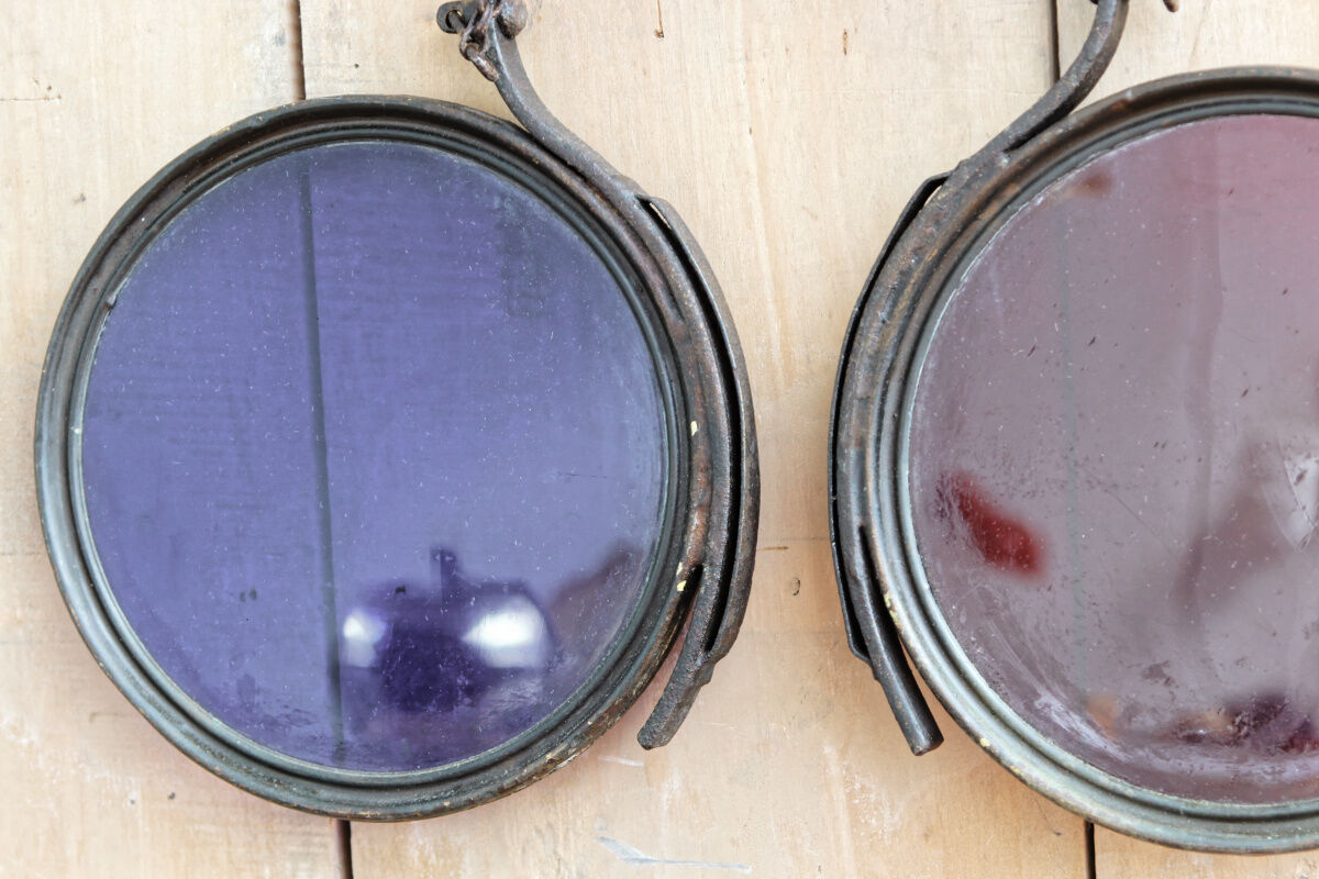 Former eyewear sign, binocles