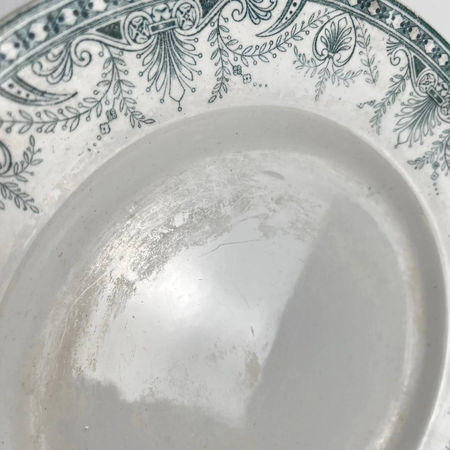 Assiette de présentation sur piedouche, terre de fer, modèle "Wilbur", Moulins des loups, fin XIXe s.- début XXe s.