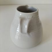 Pichet en grès blanc tourné main – céramique artisanale signée