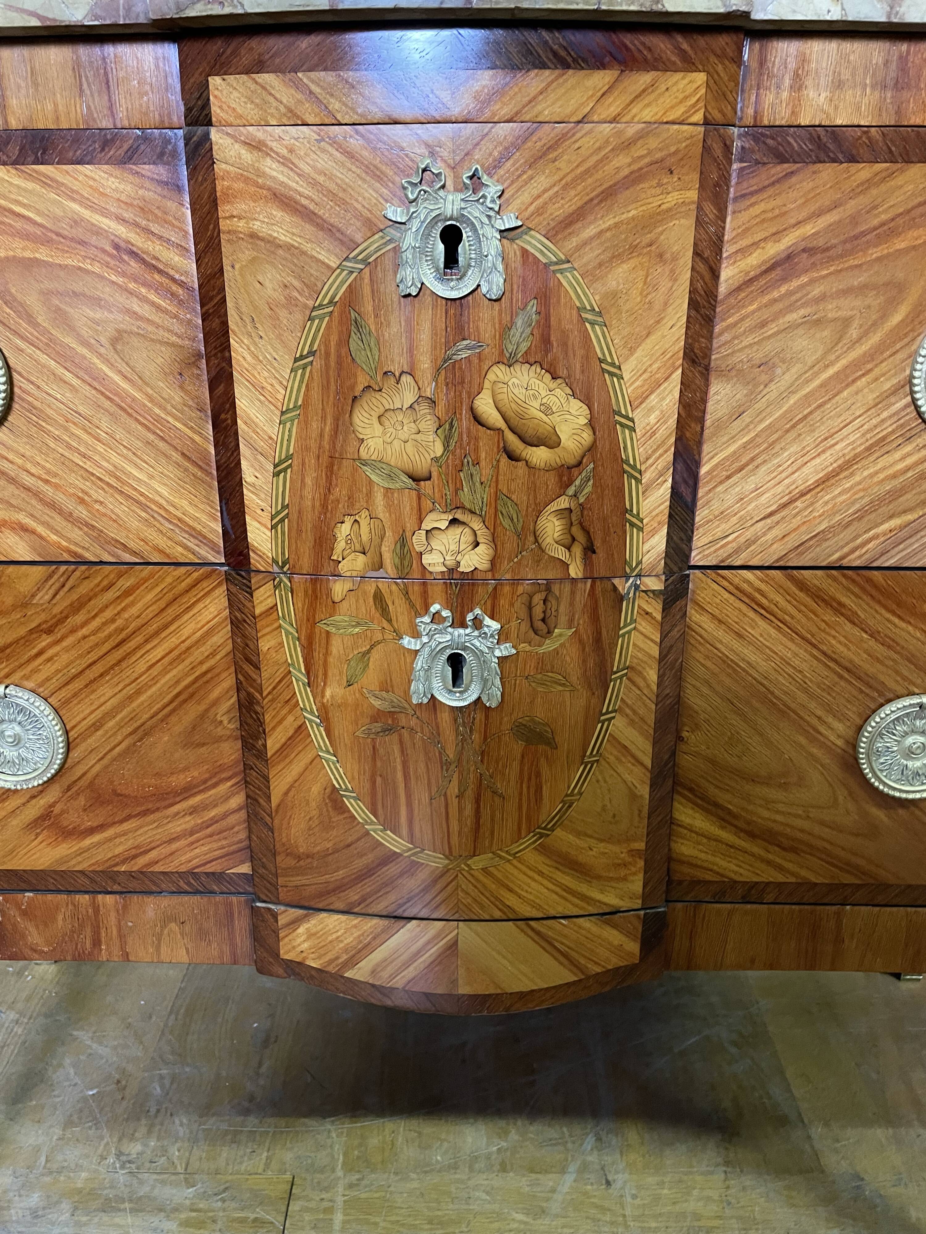Chest of drawers with a central projection from around 1880