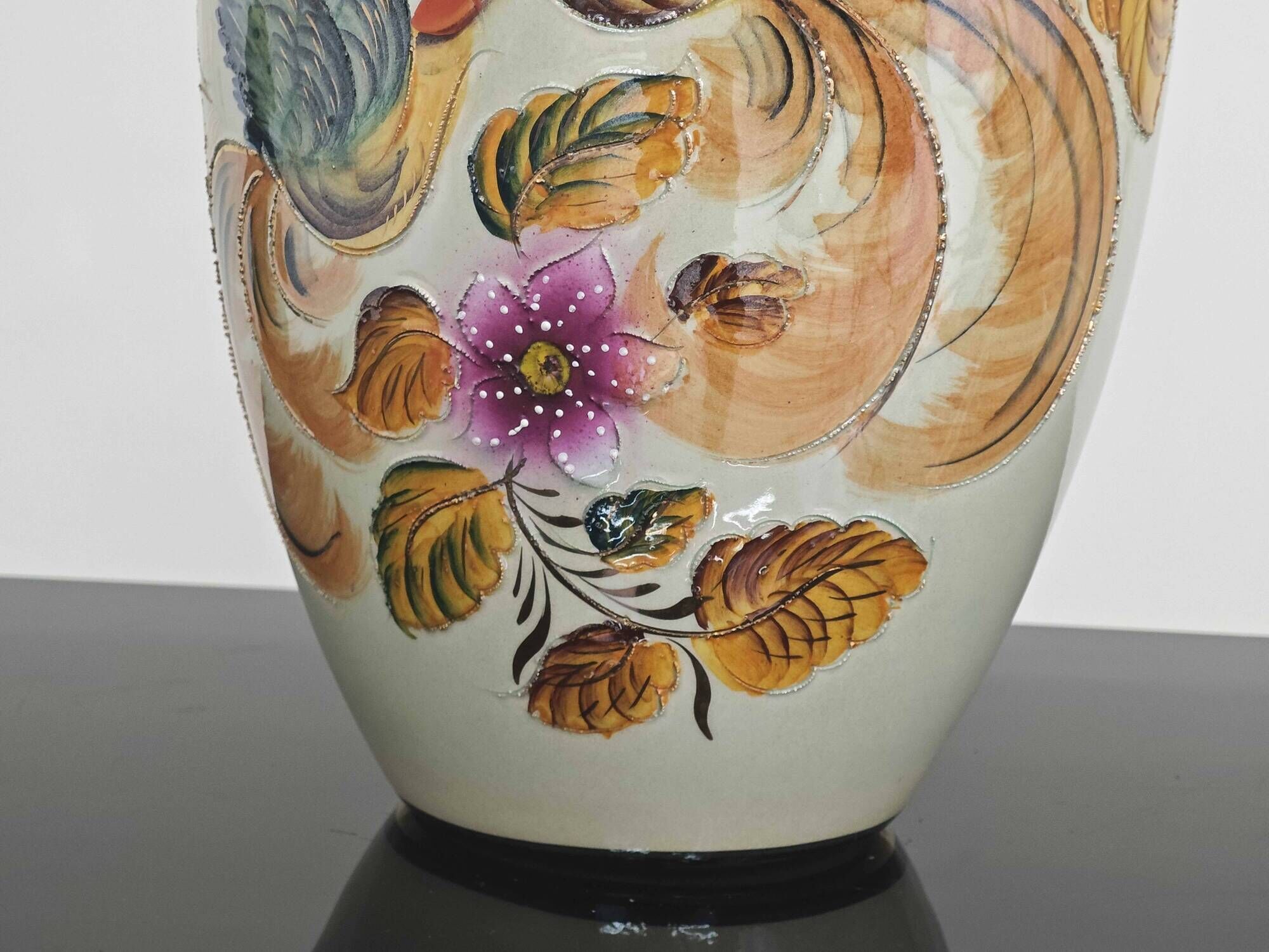 Beau vase peint main oiseau et feuilles H.Béquet numéroté 556
