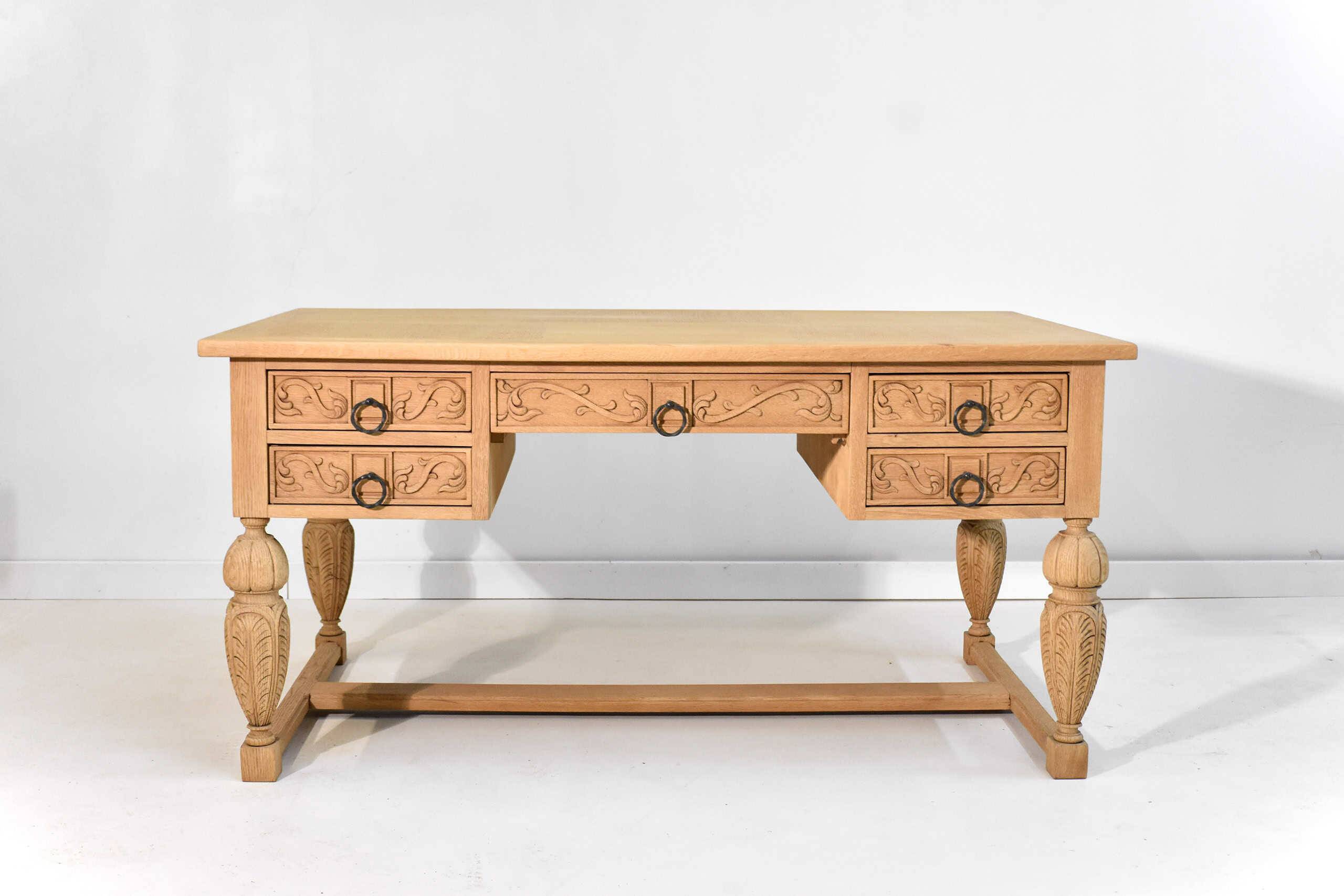 Bureau sculpté en chêne clair, style Renaissance